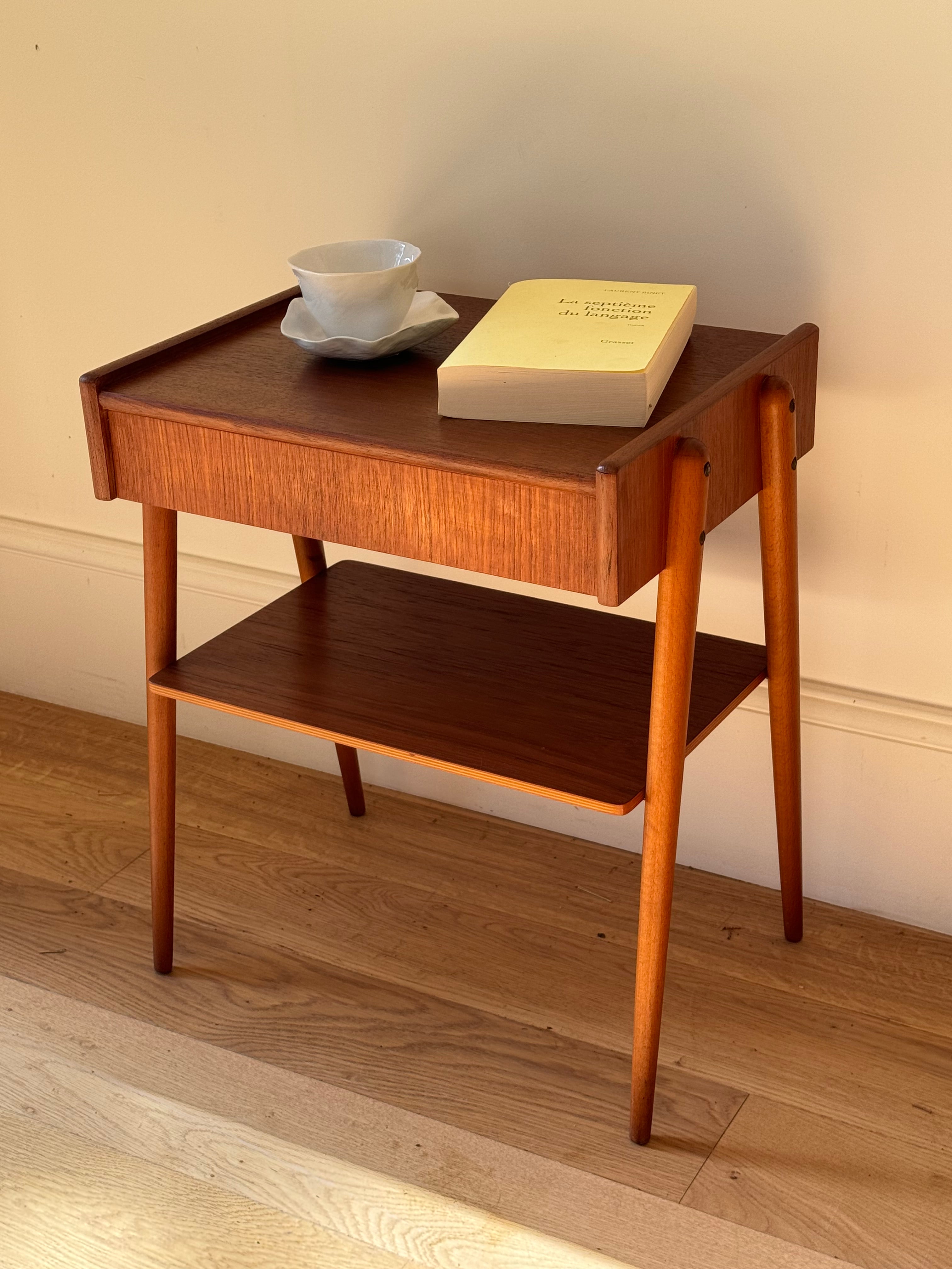 Console ou table d'appoint scandinave vintage en teck "Janne"