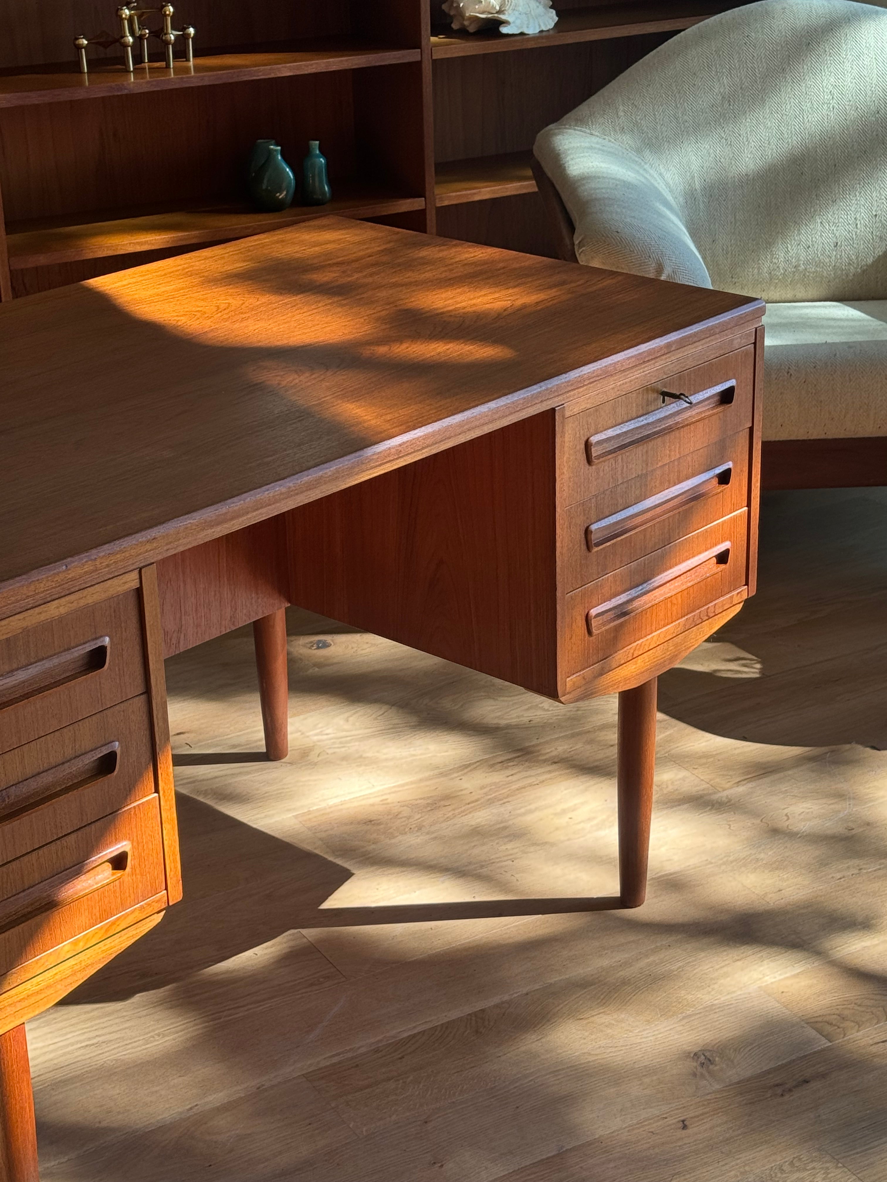 Bureau scandinave vintage double face en teck "Arnold"