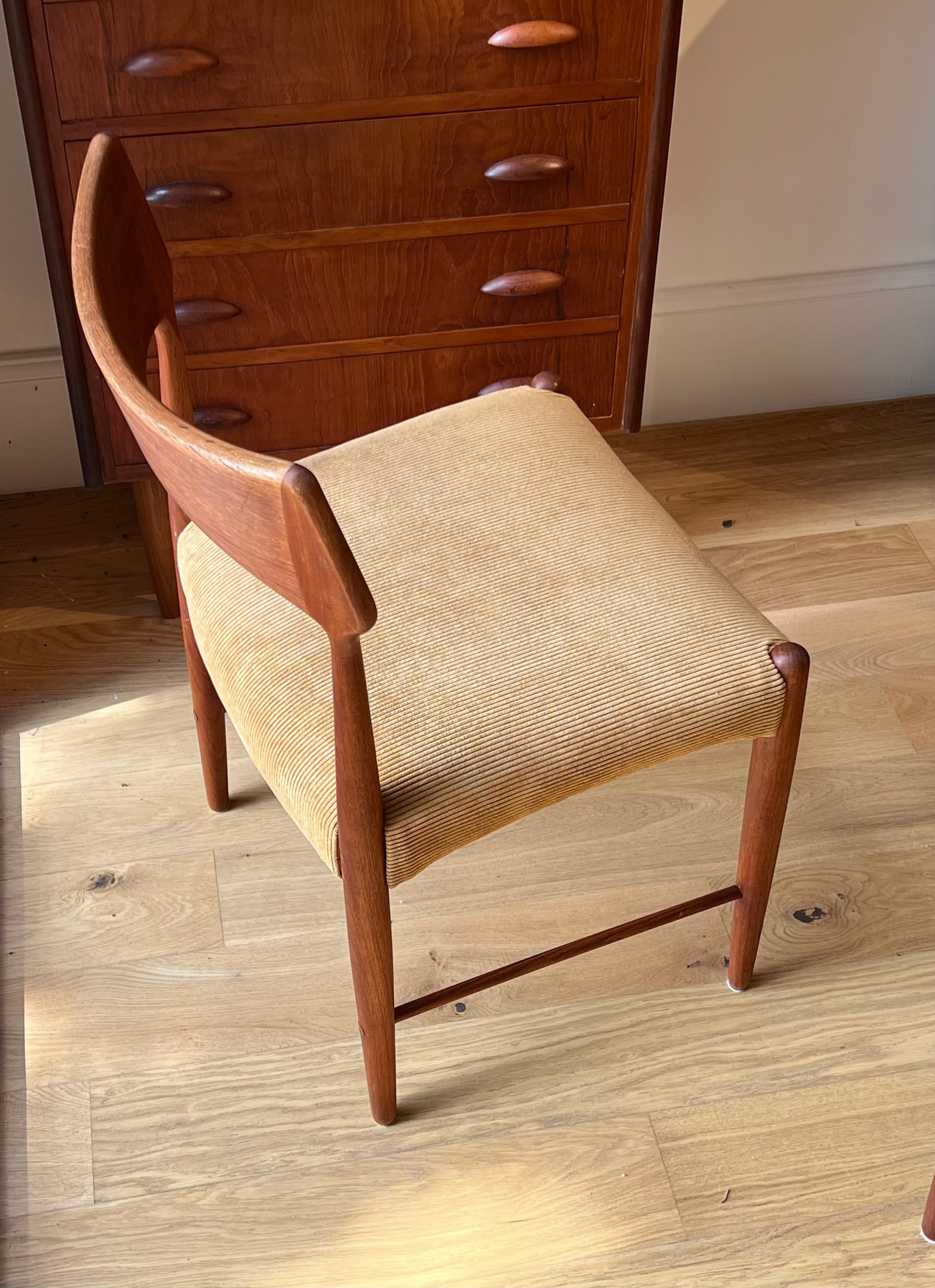 Chaise scandinave en teck « Alfhild » – Velours côtelé miel (disponible en 3 exemplaires)
