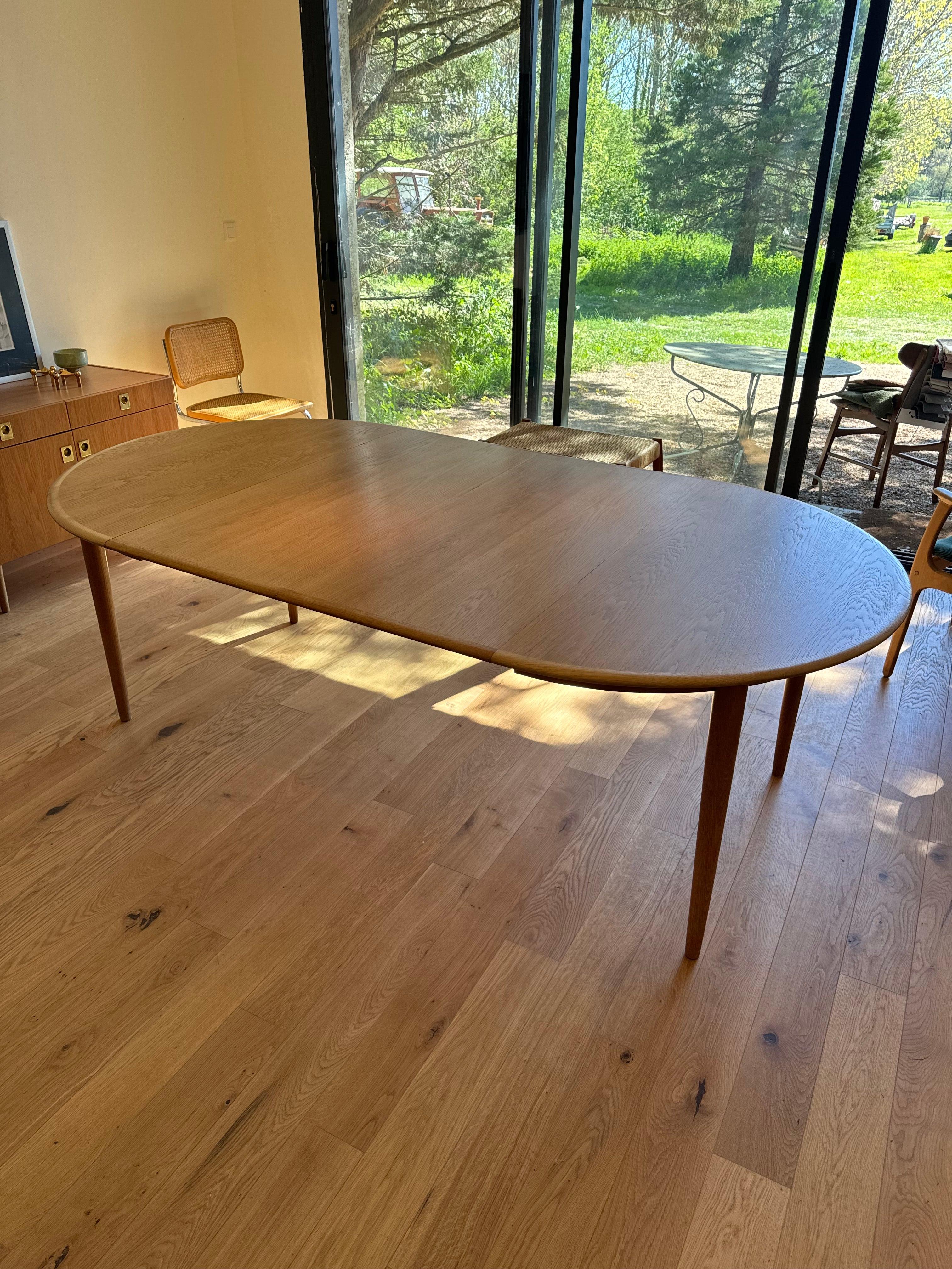 Table de salle à manger ronde en chêne clair "Ella"