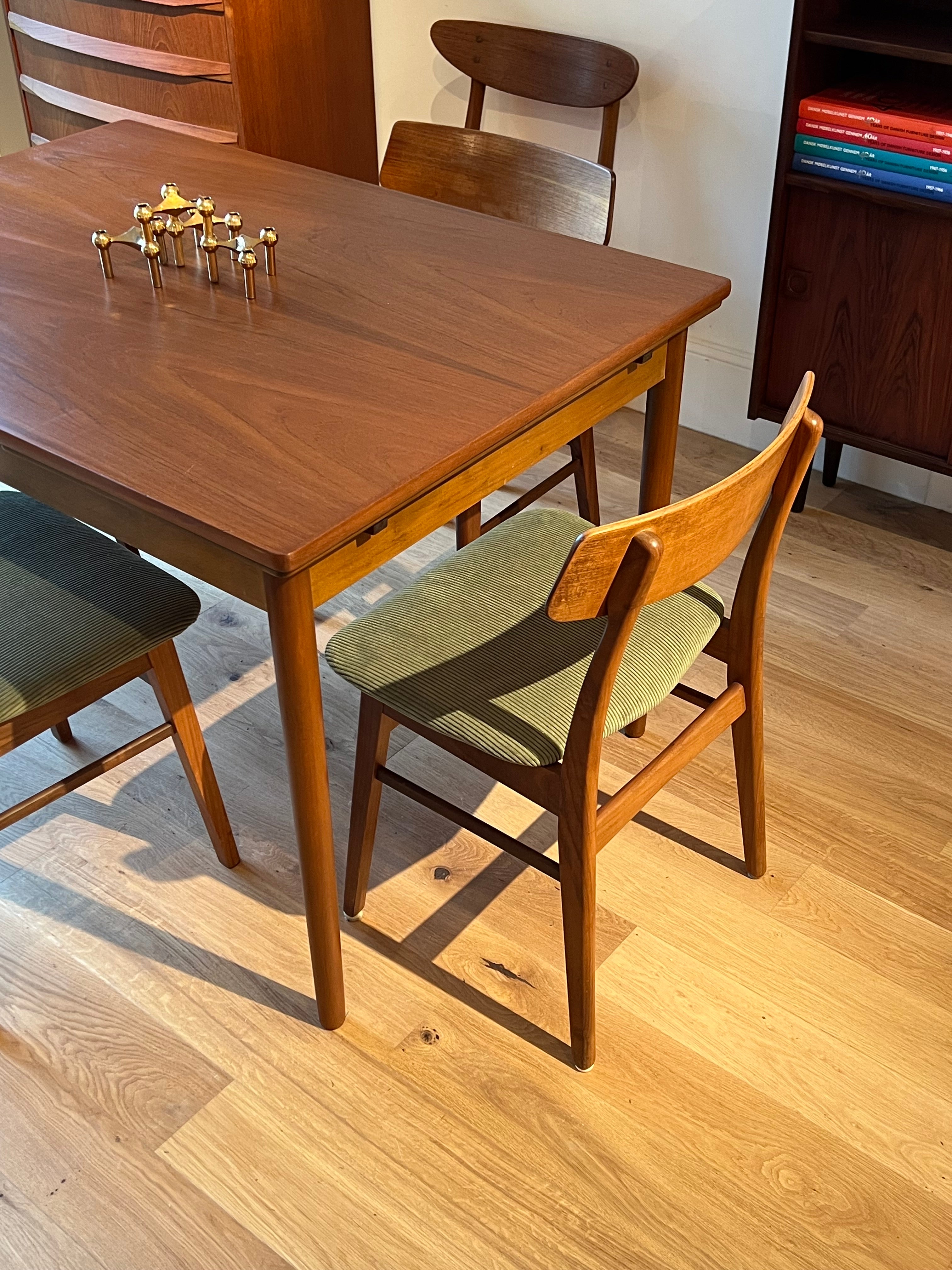 Suite de 4 chaises scandinaves en teck – Modèle « Kristin » – Années 60