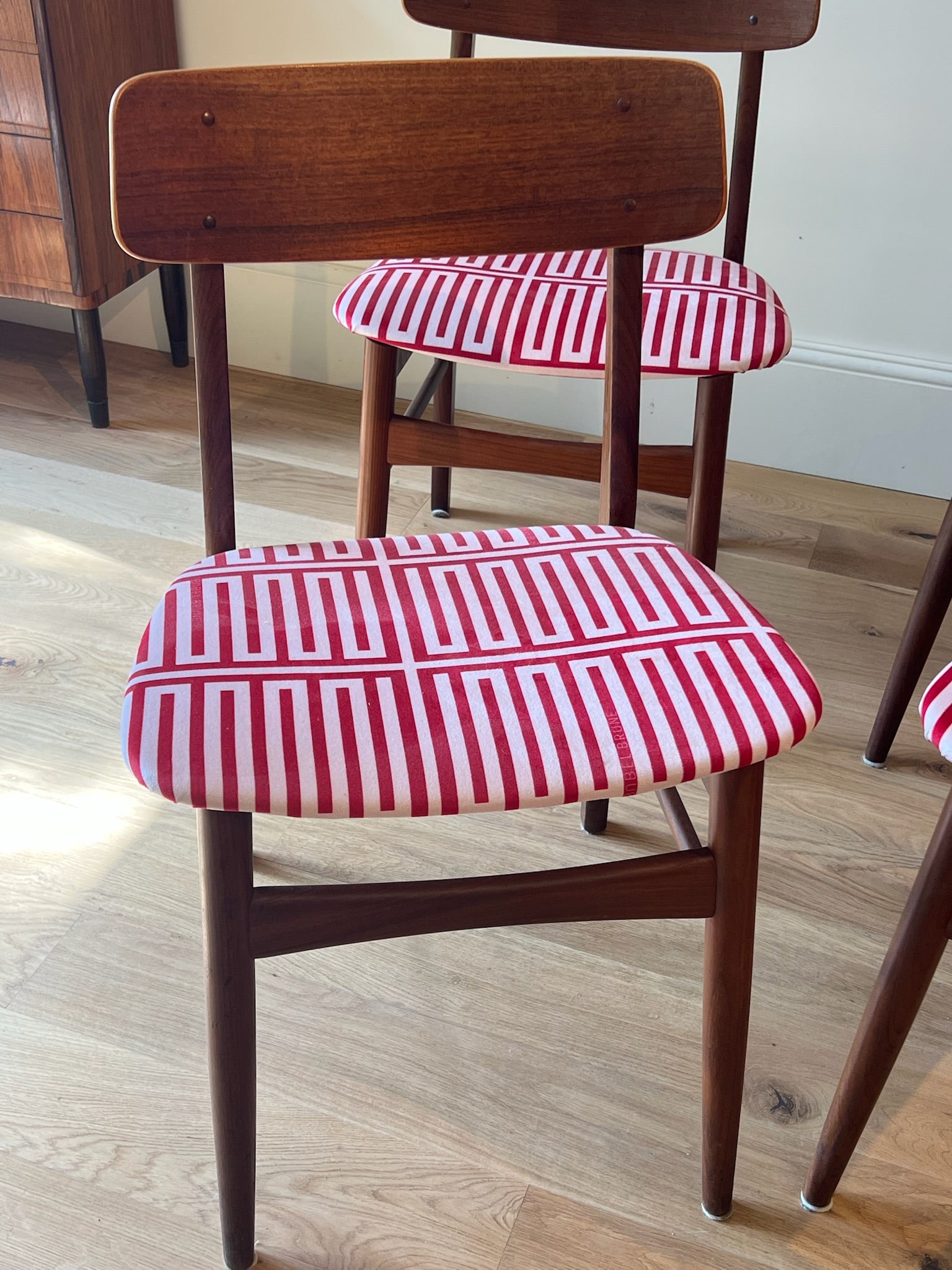 Suite de 4 chaises scandinaves « Willow » – Tissu Babel Brune