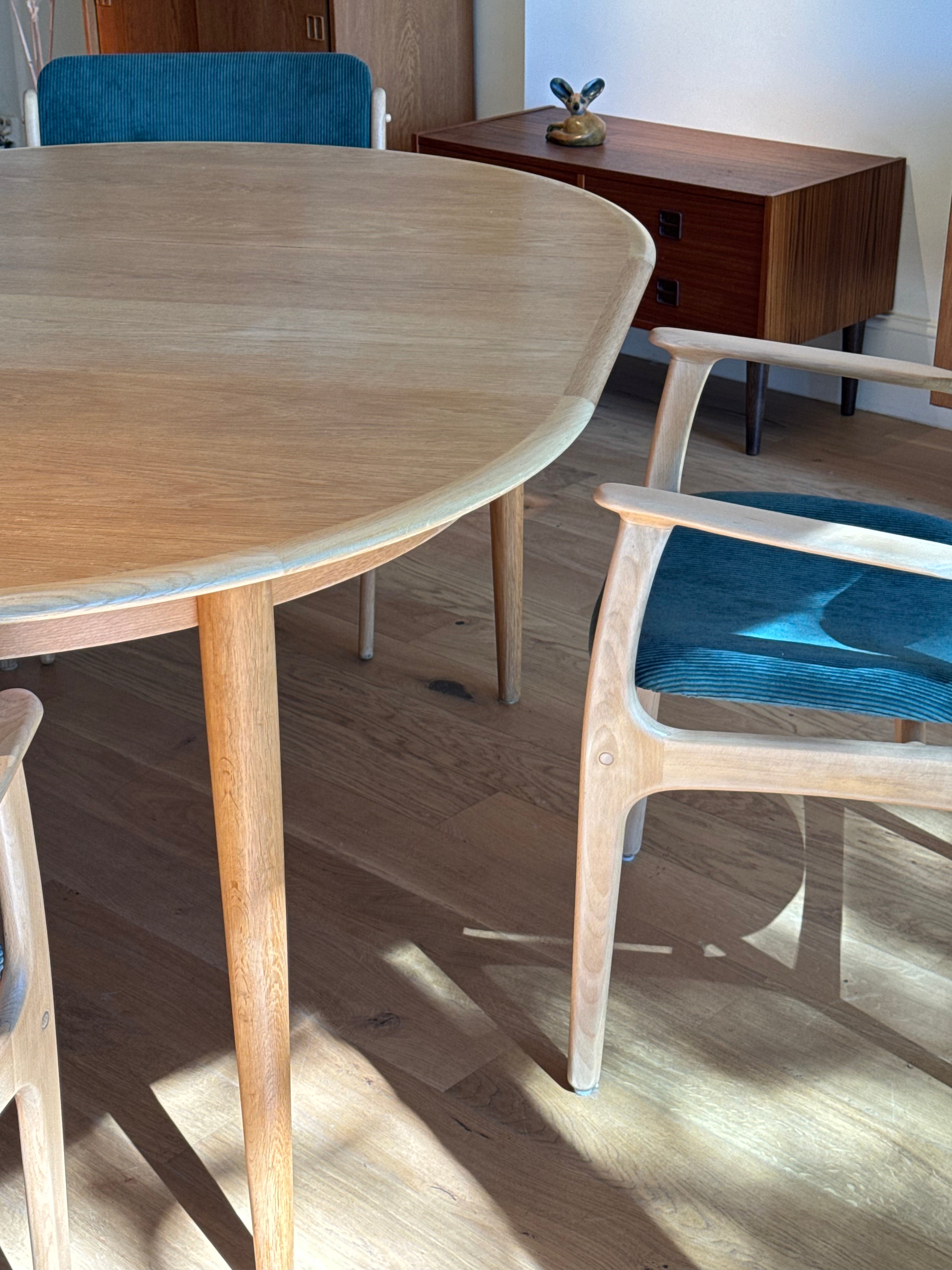 Table de salle à manger ronde en chêne clair "Ella"