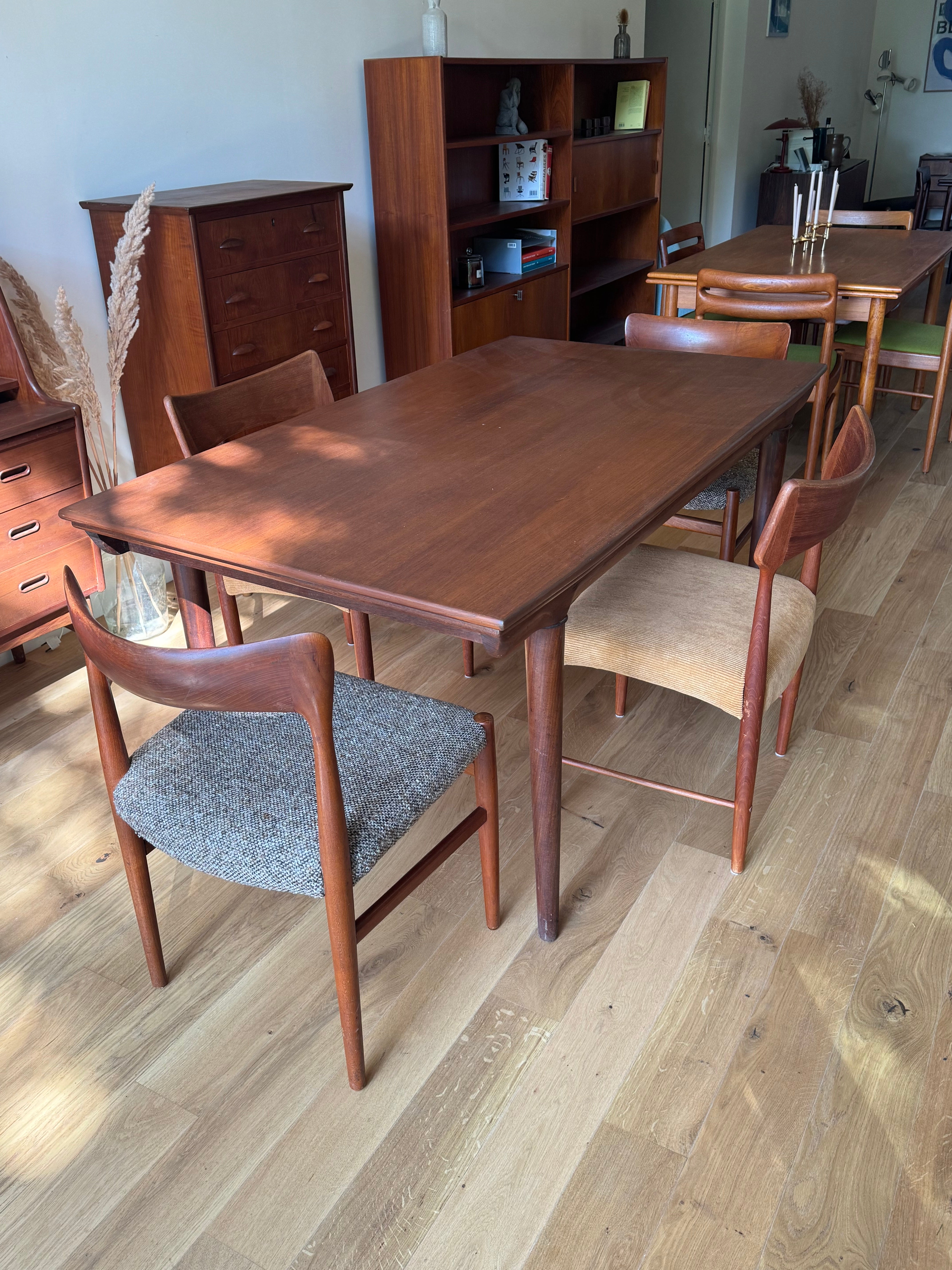 Chaise scandinave en teck « Alfhild » – Velours côtelé miel (disponible en 3 exemplaires)