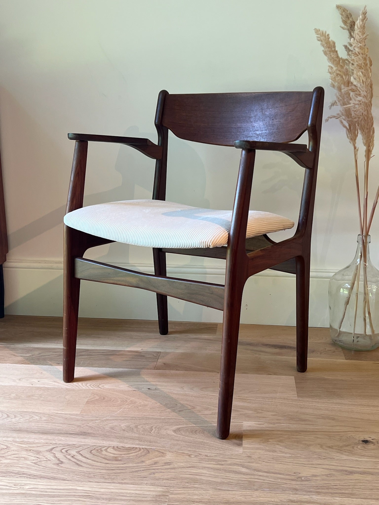 Fauteuil scandinave en teck et velour côtelé blanc "Hymir" , années 60