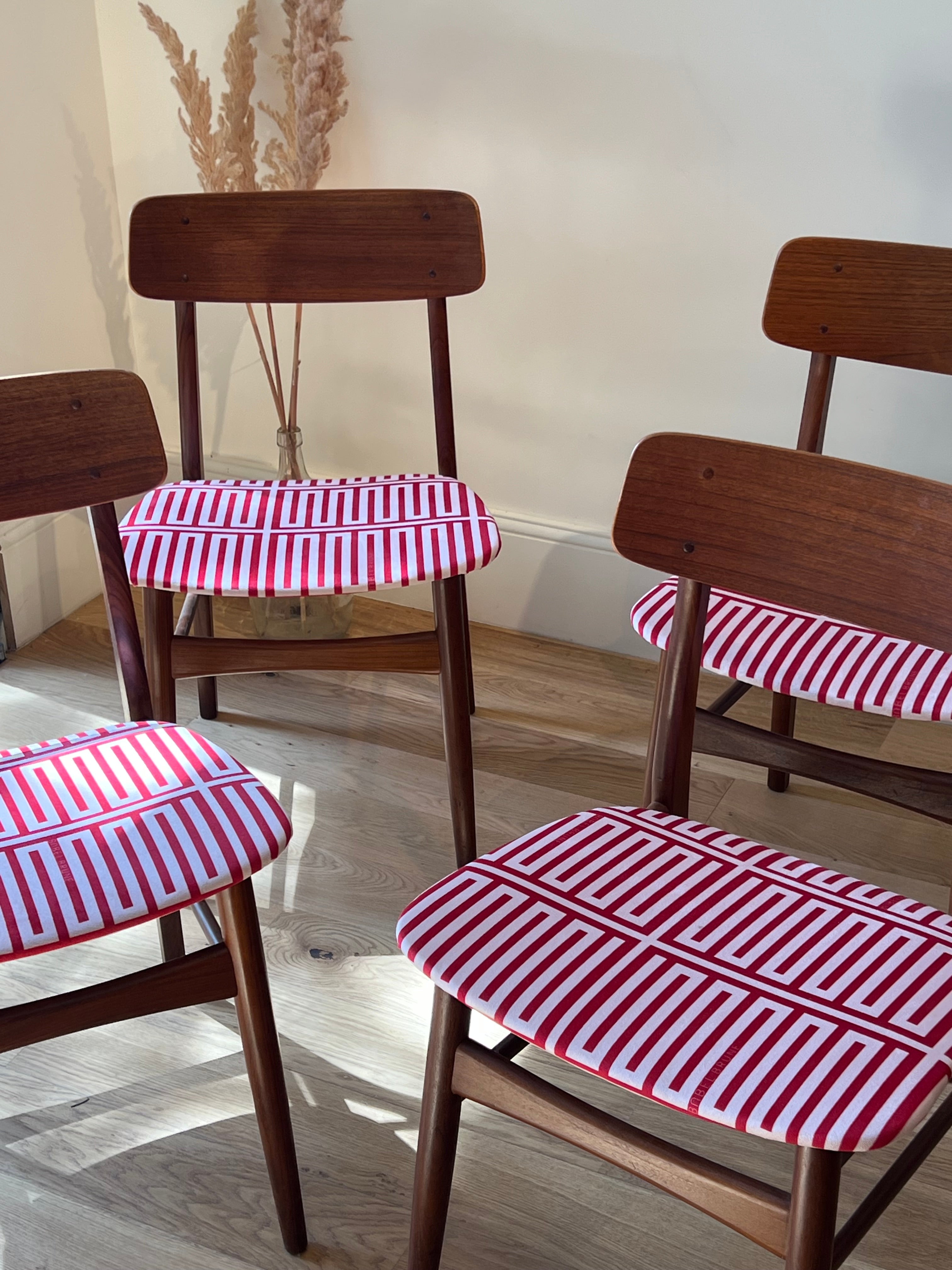 Suite de 4 chaises scandinaves « Willow » – Tissu Babel Brune