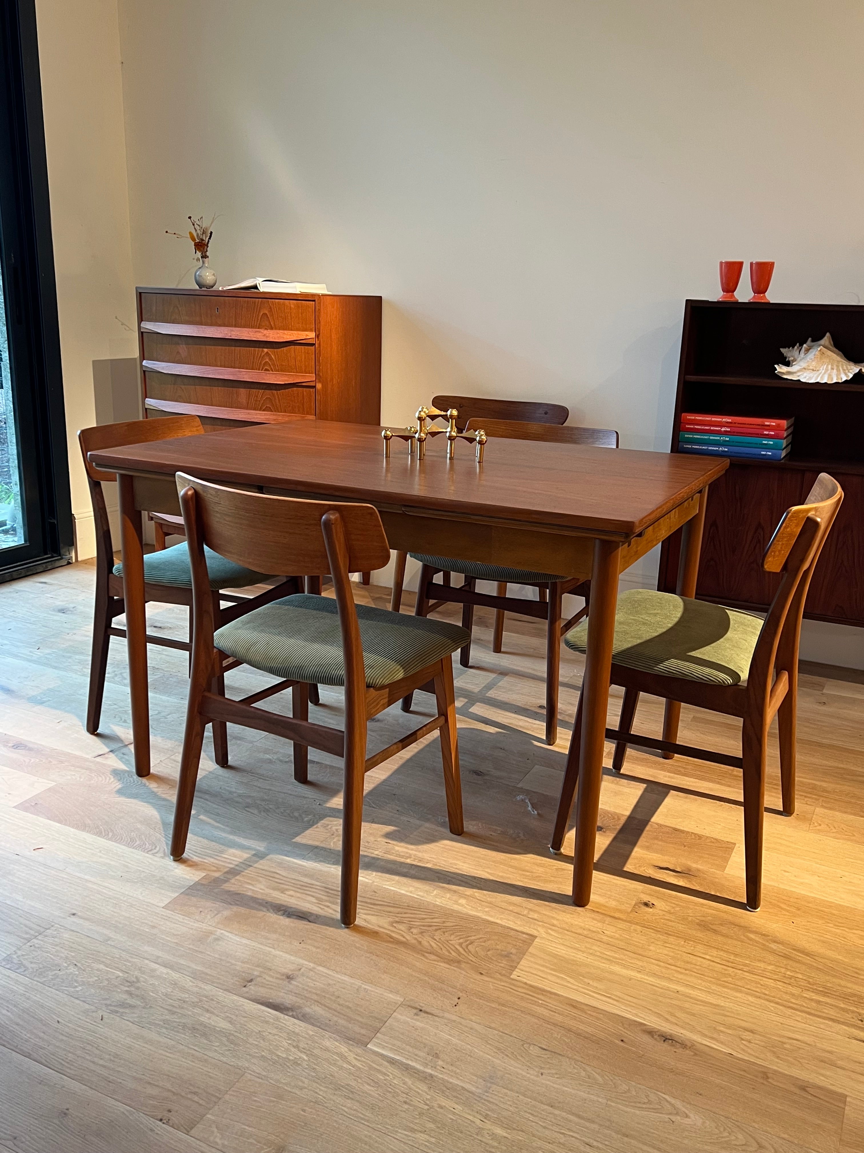 Suite de 4 chaises scandinaves en teck – Modèle « Kristin » – Années 60