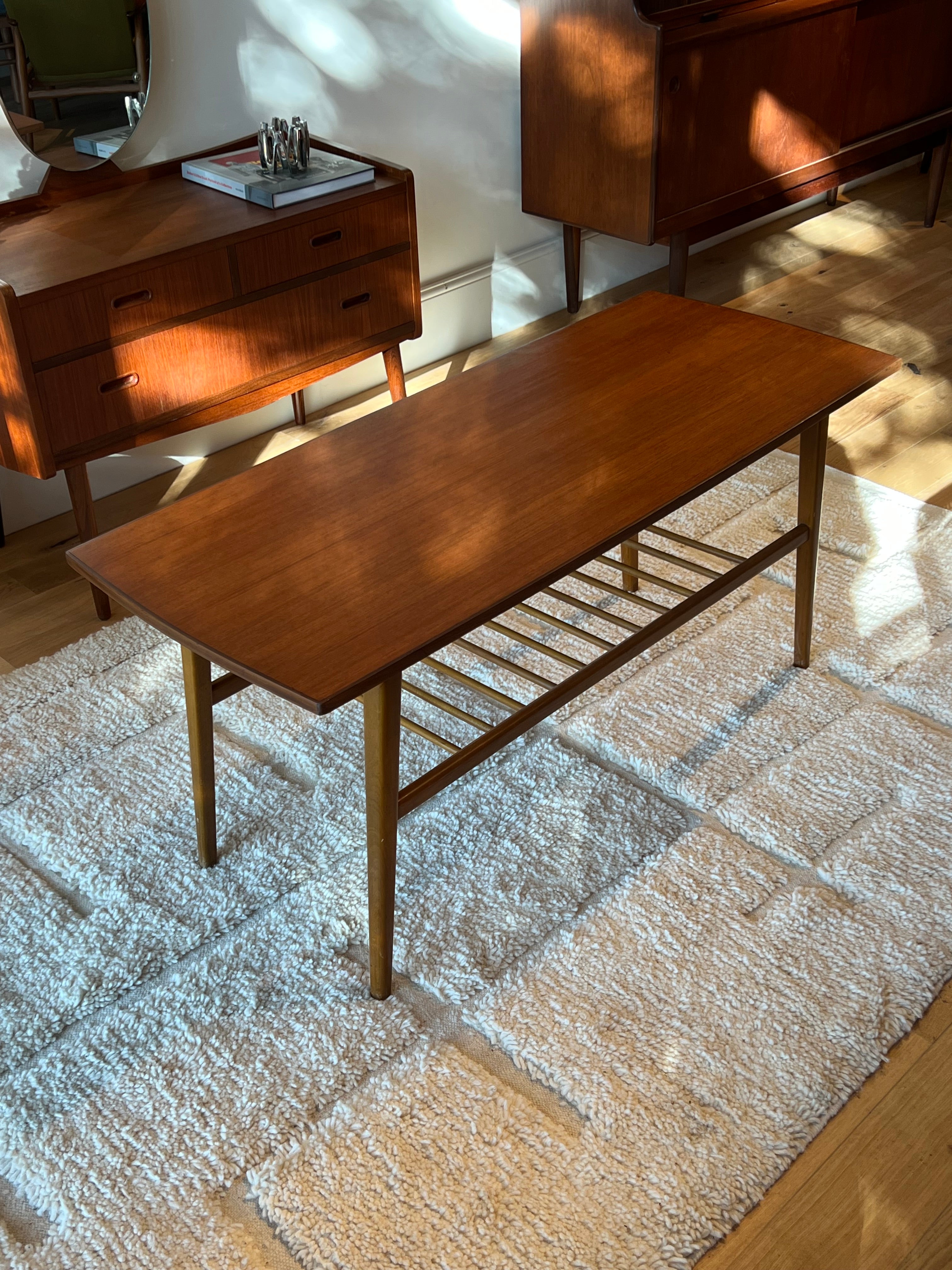 Table basse scandinave vintage en teck avec étagère "Ingrid"