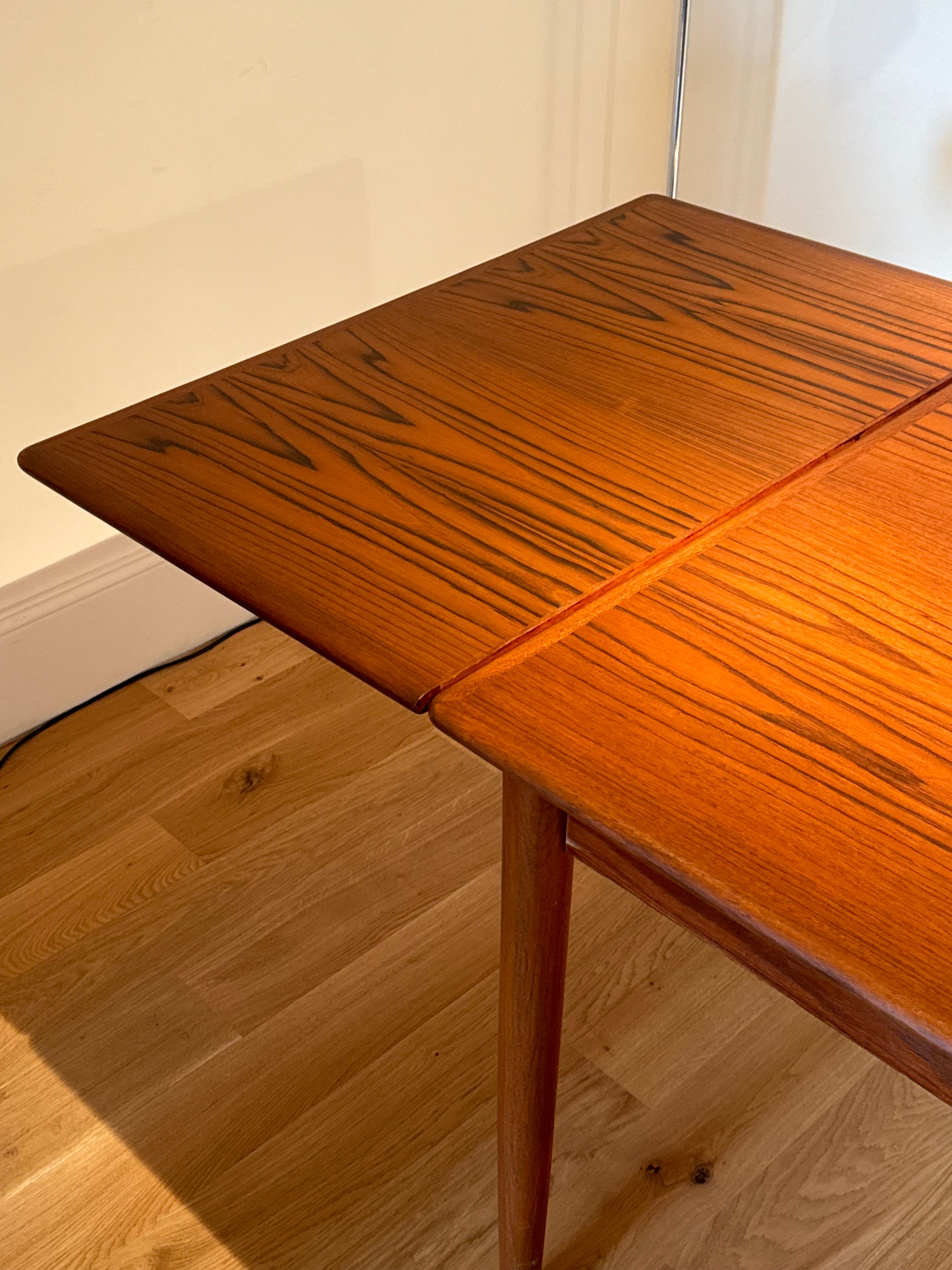 Table de salle à manger vintage scandinave en teck "Lovisa"