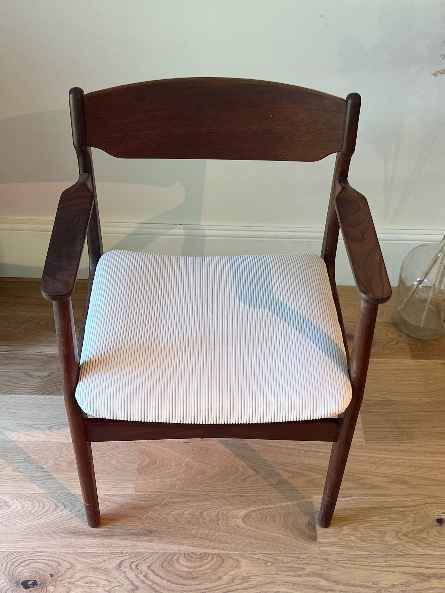Fauteuil scandinave en teck et velour côtelé blanc "Hymir" , années 60