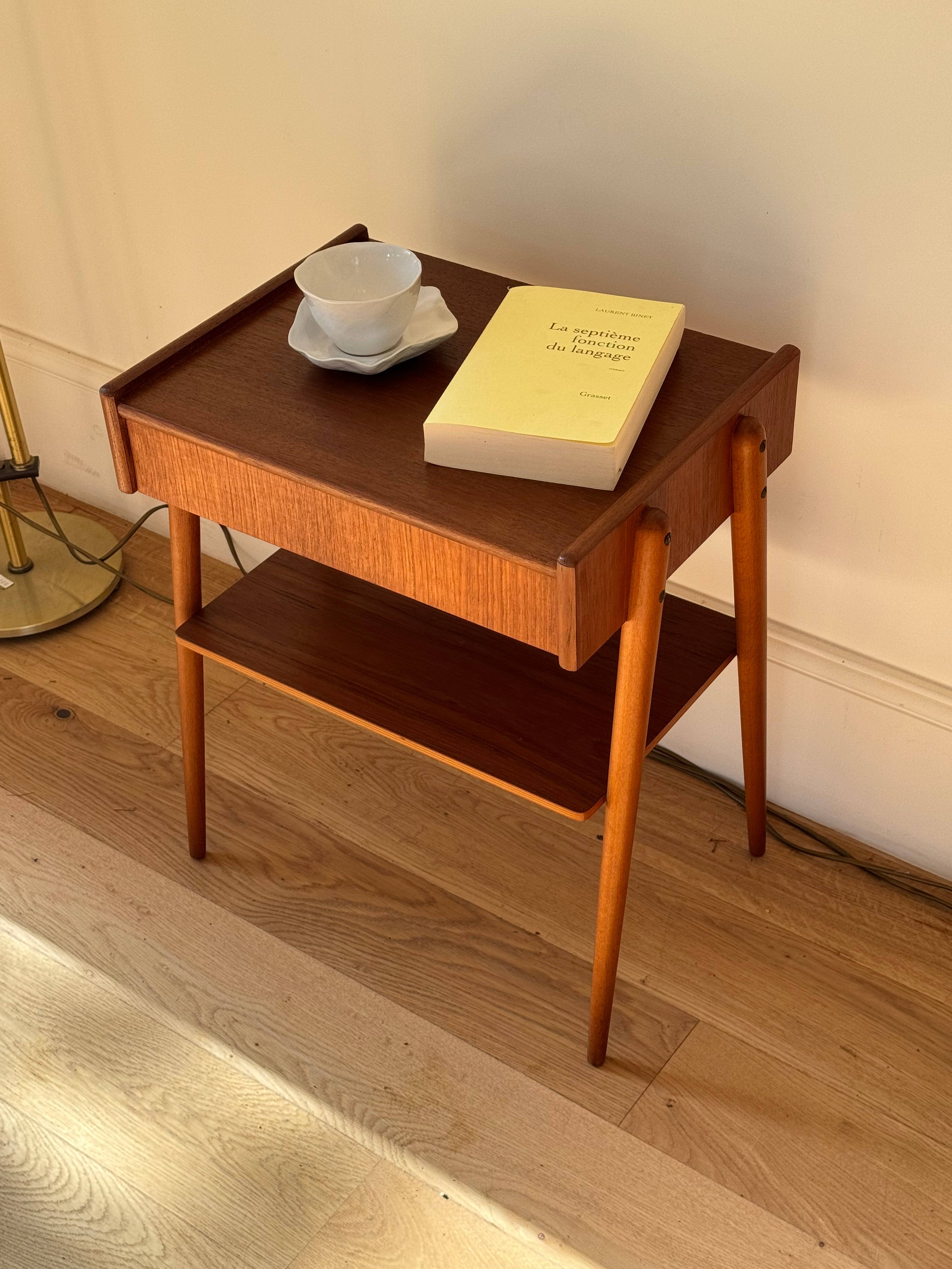 Console ou table d'appoint scandinave vintage en teck "Janne"