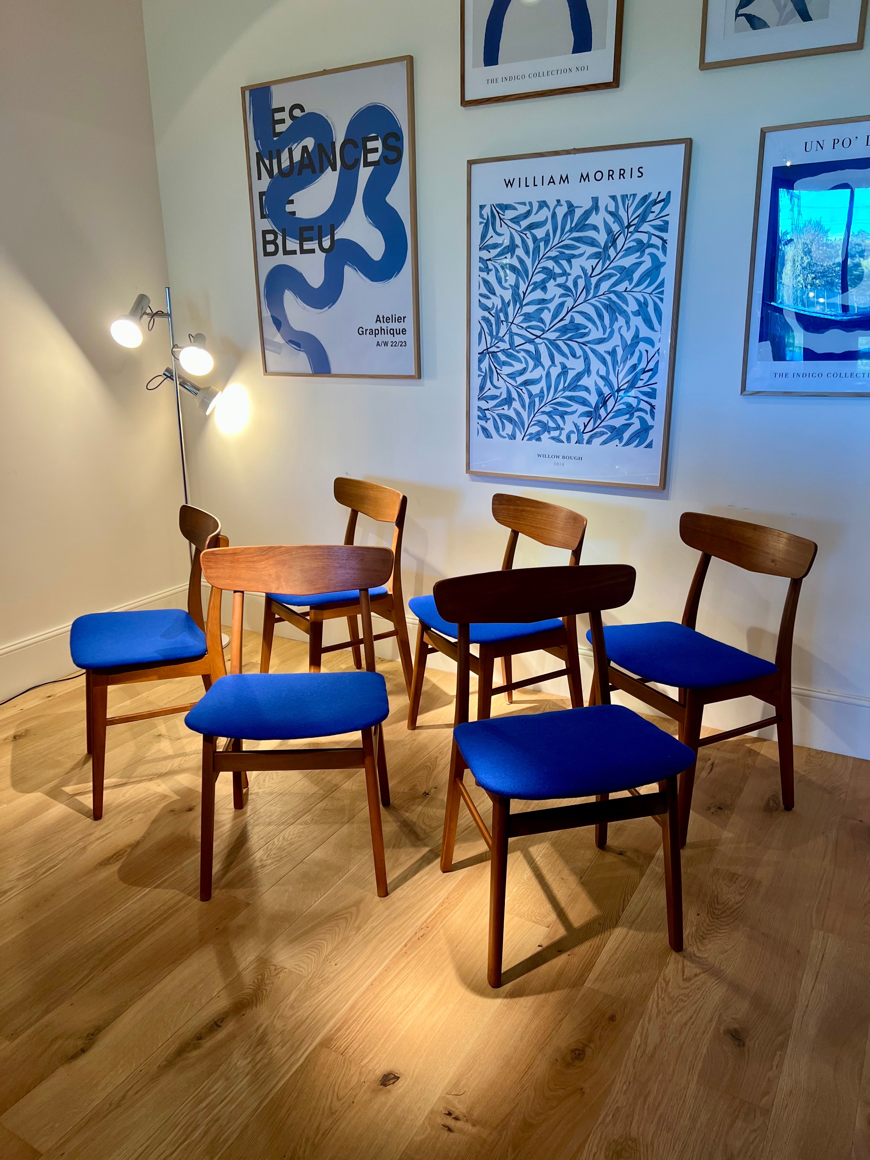 Suite de 6 chaises scandinaves vintage Greta en lainage bleu éléctrique