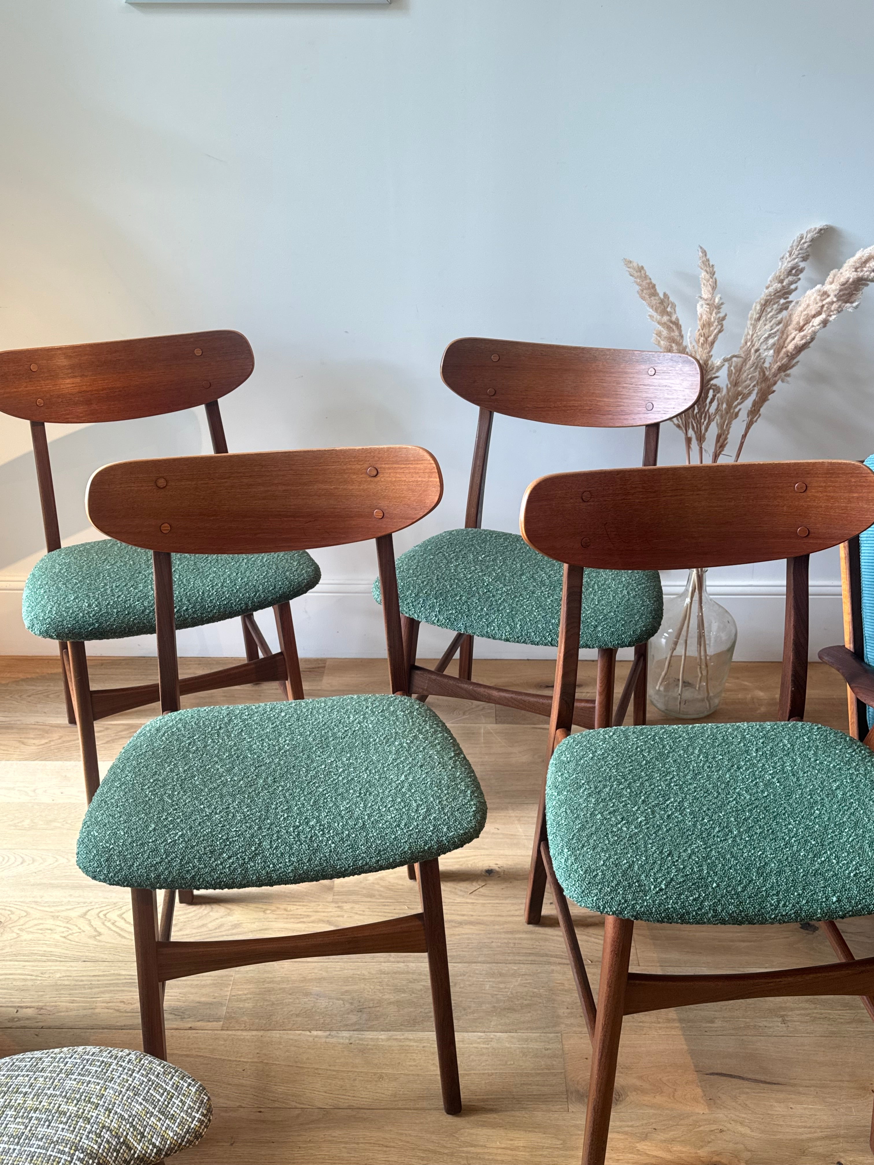 Suite de 4 chaises scandinaves en teck – Modèle « Vagn » – Années 60