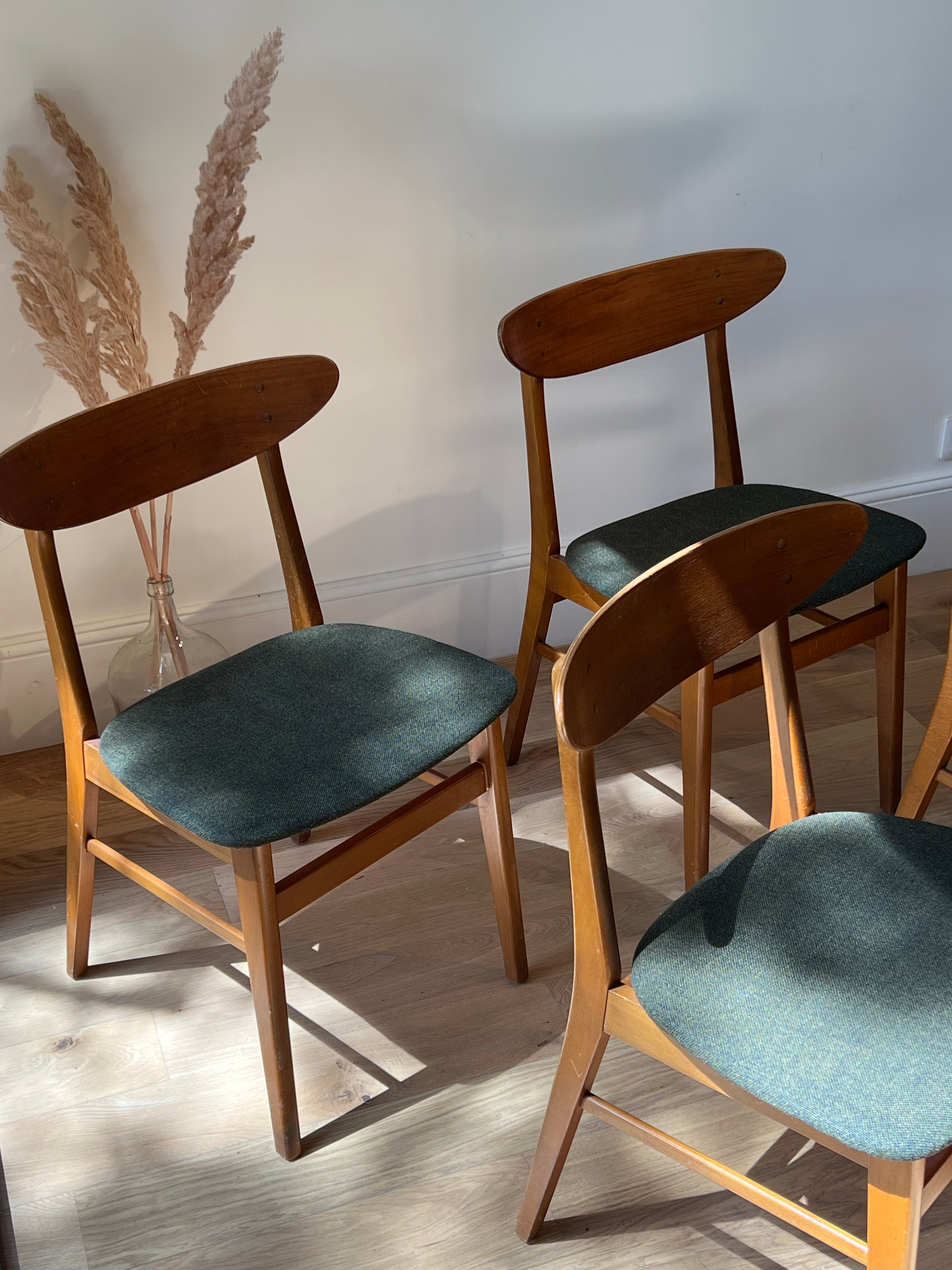 Suite de 4 chaises Frastrup 210 "Alma" en lainage vert d'origine
