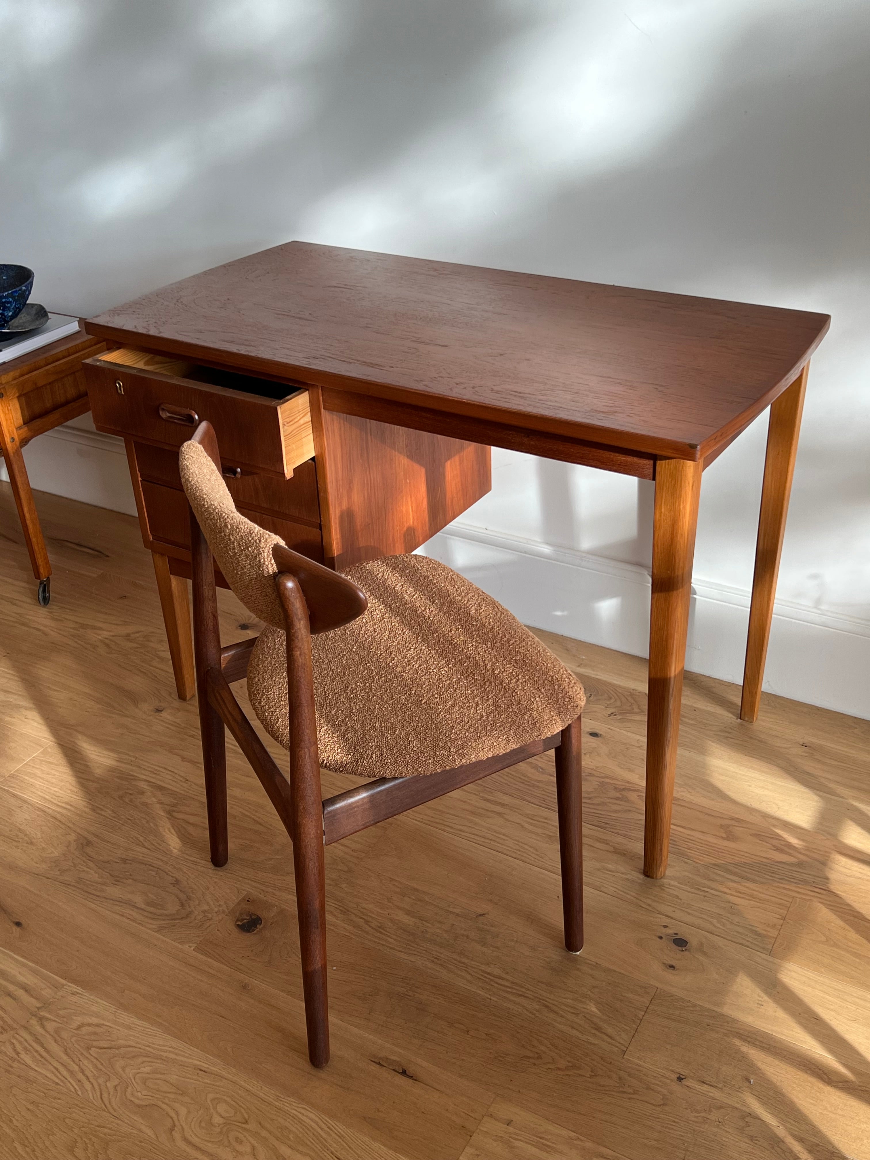 Chaise scandinave vintage en bouclette terracotta « Else »