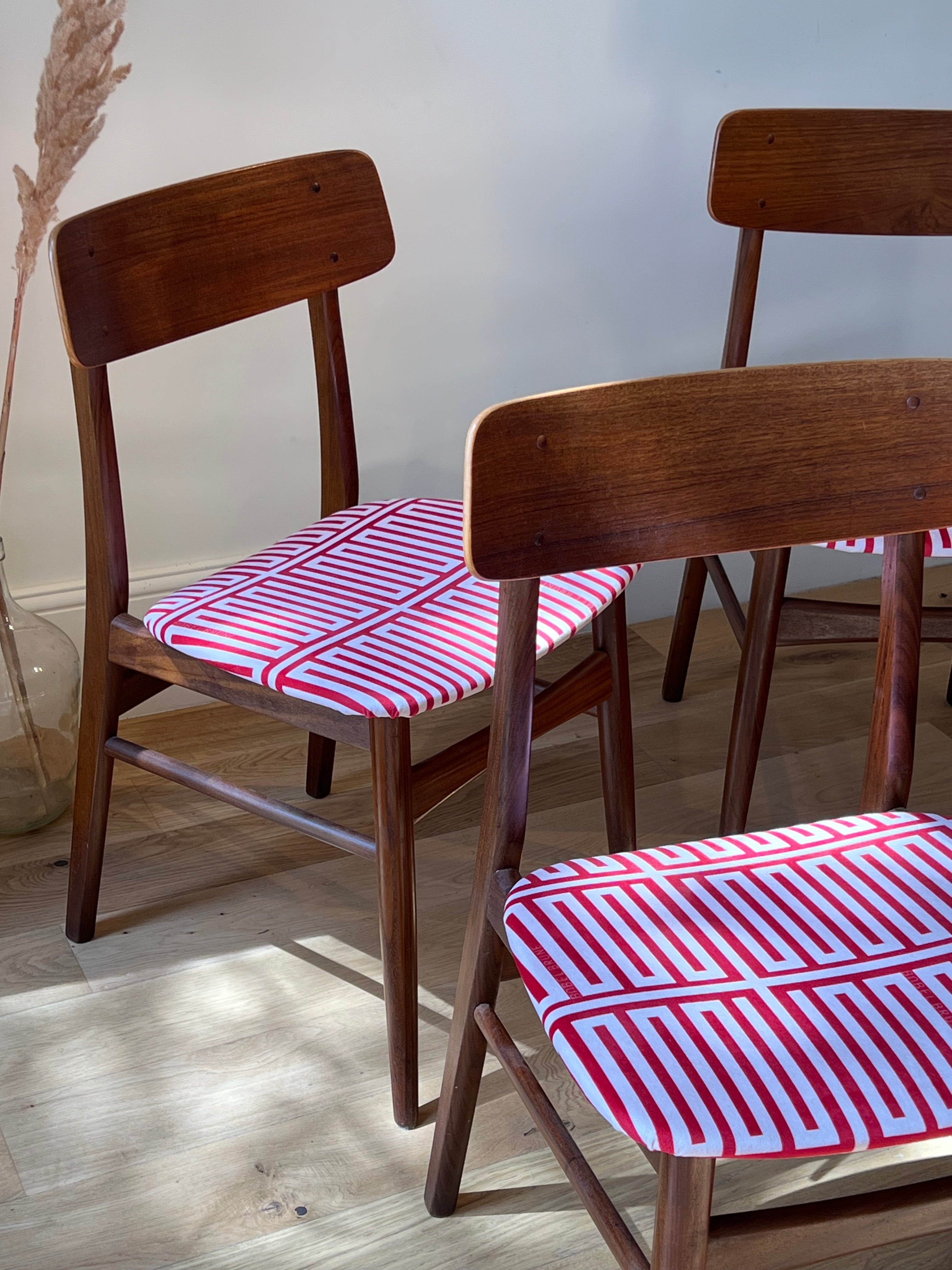 Suite de 4 chaises scandinaves « Willow » – Tissu Babel Brune
