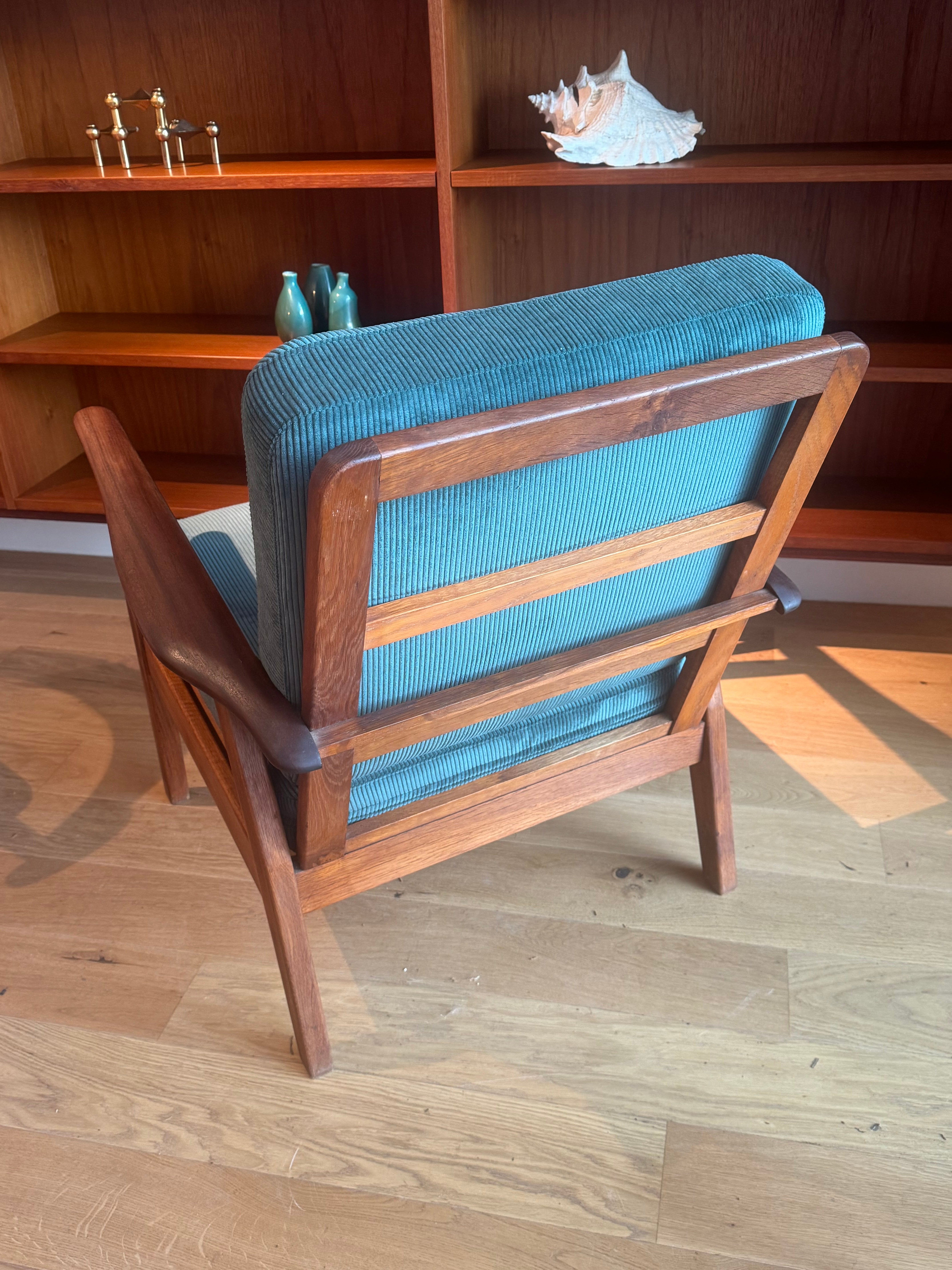 Fauteuil scandinave vintage en teck et velours petites côtes bleu canard – "Eirik"