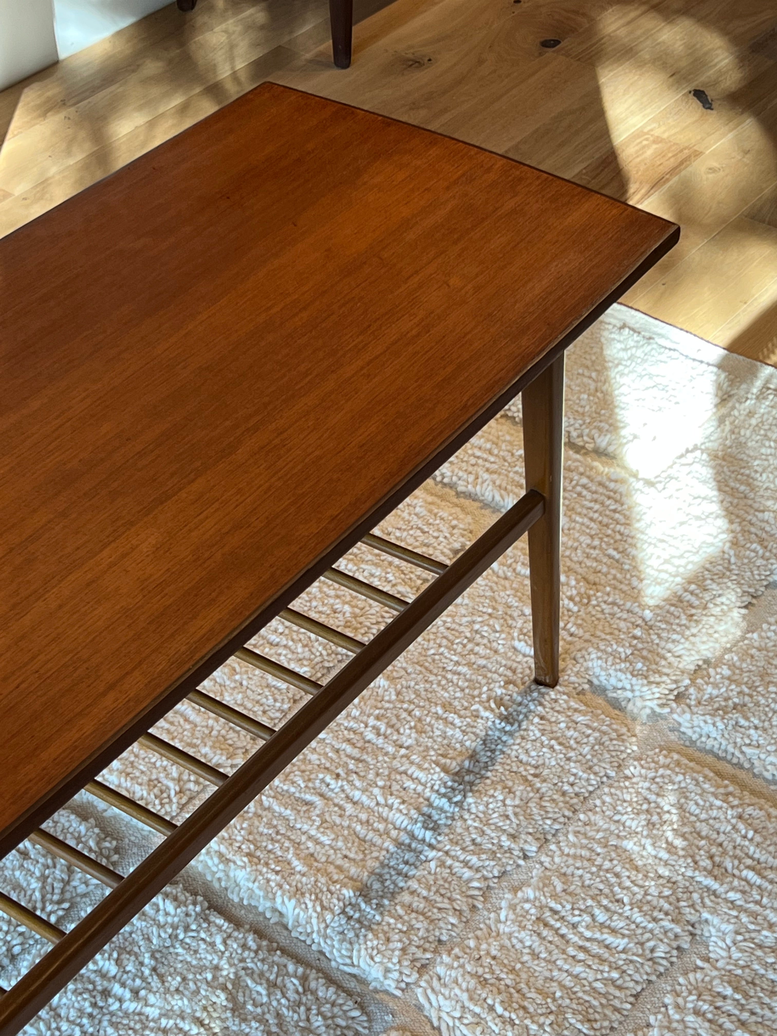 Table basse scandinave vintage en teck avec étagère "Ingrid"