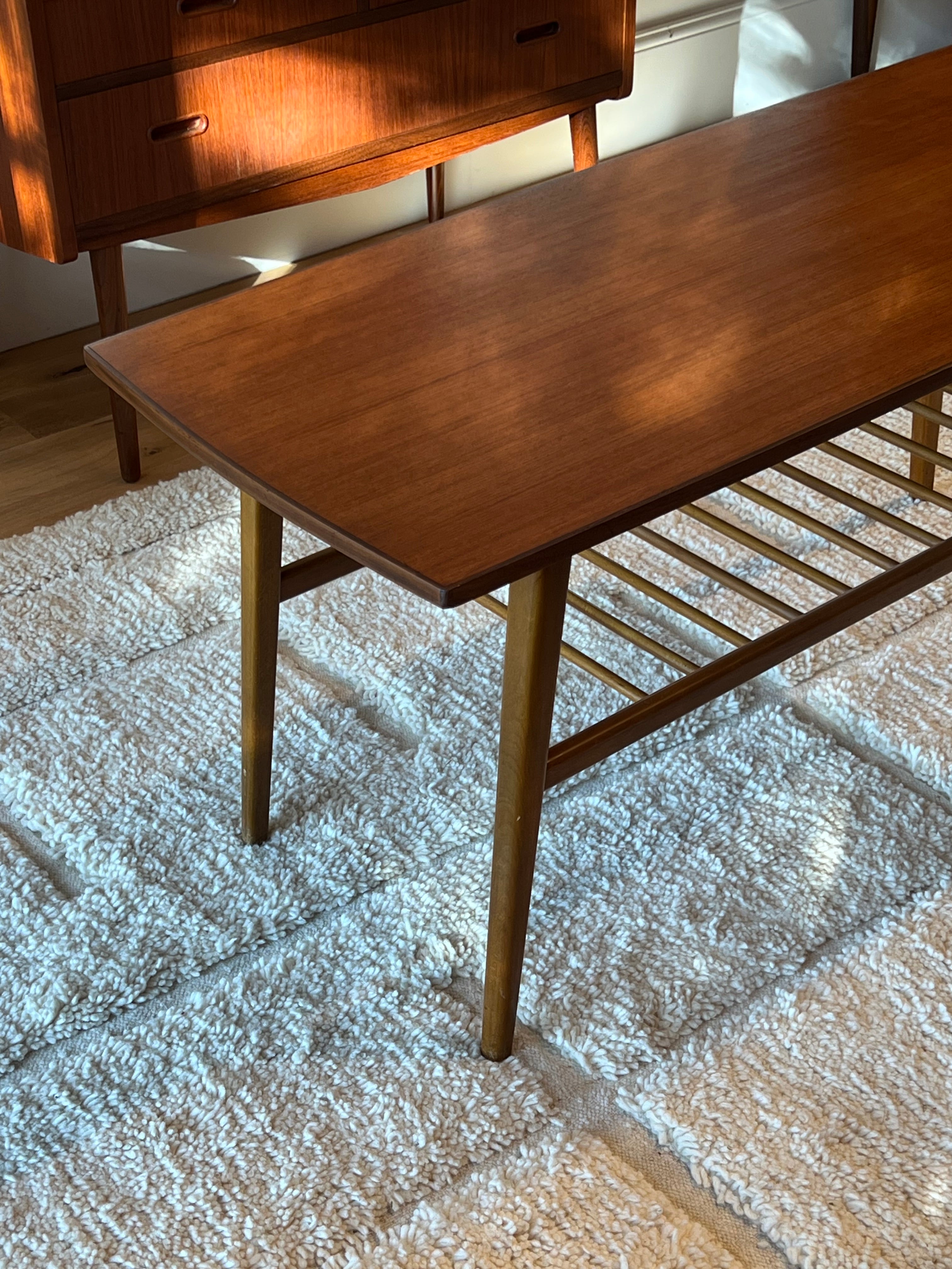 Table basse scandinave vintage en teck avec étagère "Ingrid"