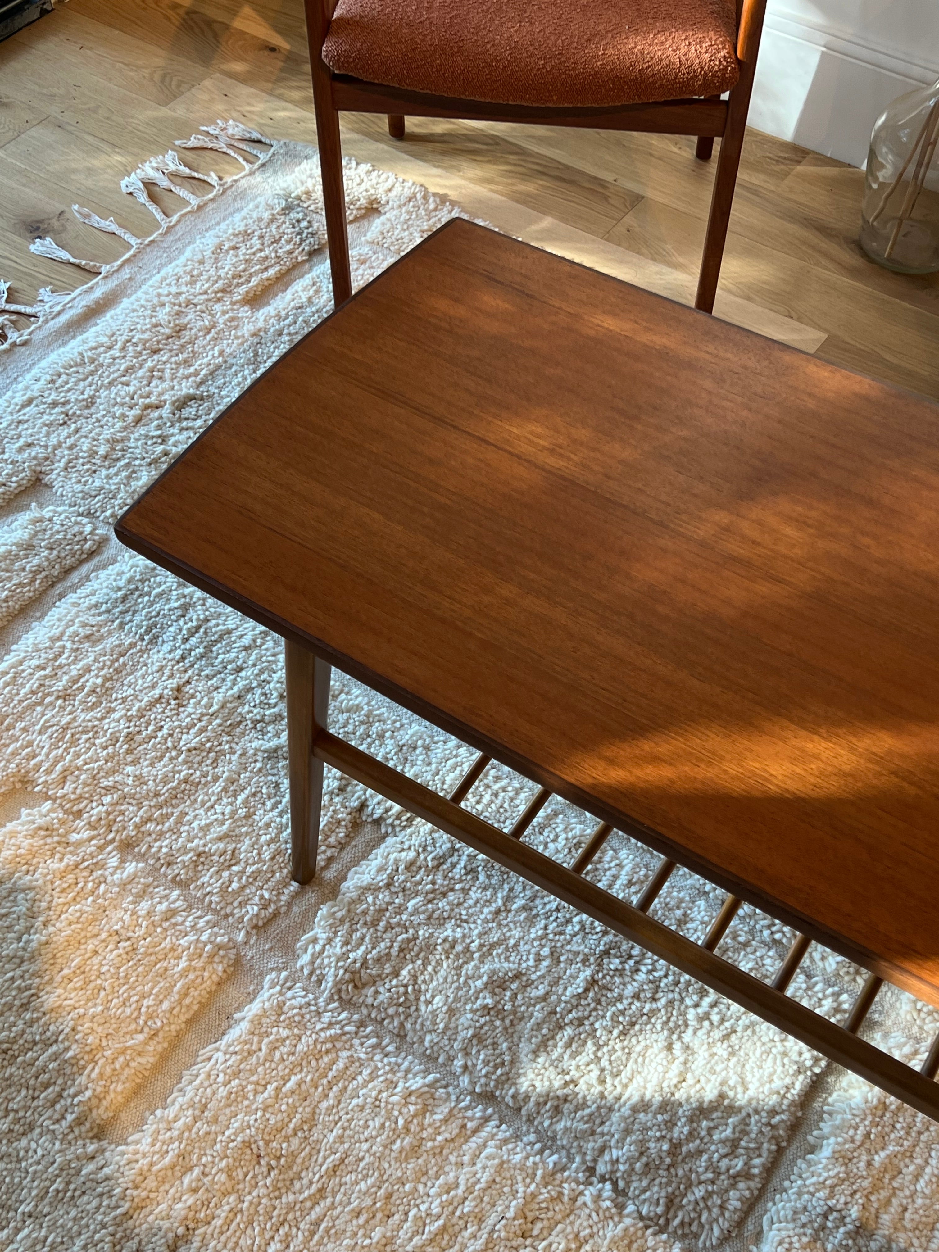 Table basse scandinave vintage en teck avec étagère "Ingrid"