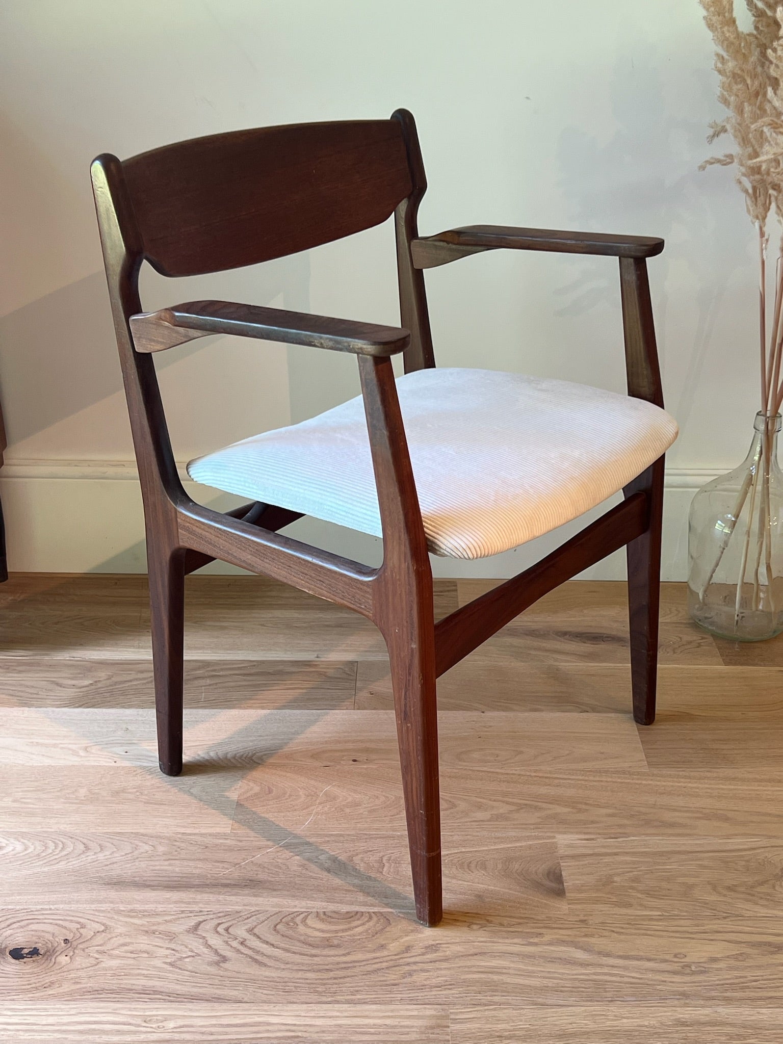 Fauteuil scandinave en teck et velour côtelé blanc "Hymir" , années 60