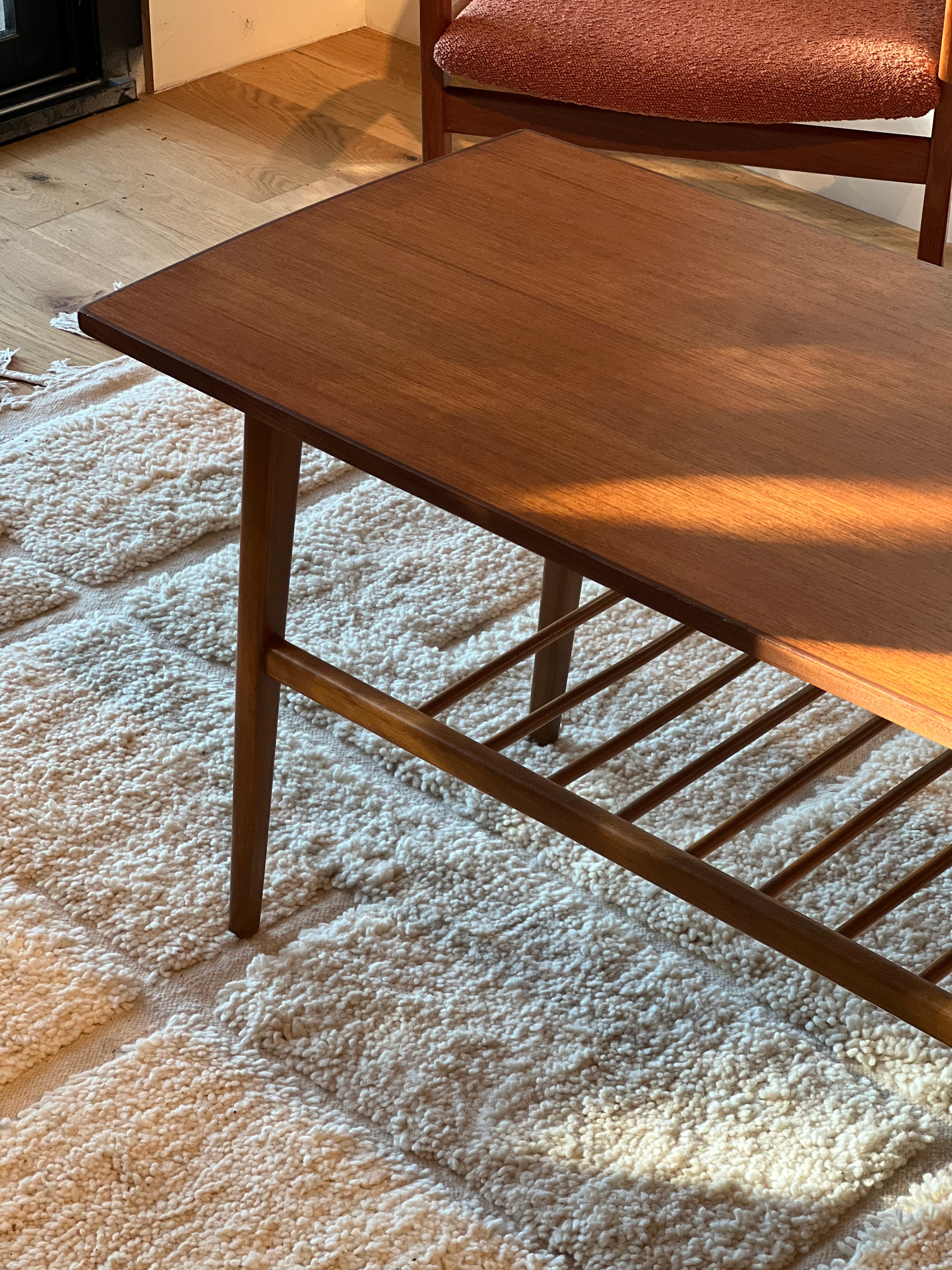 Table basse scandinave vintage en teck avec étagère "Ingrid"