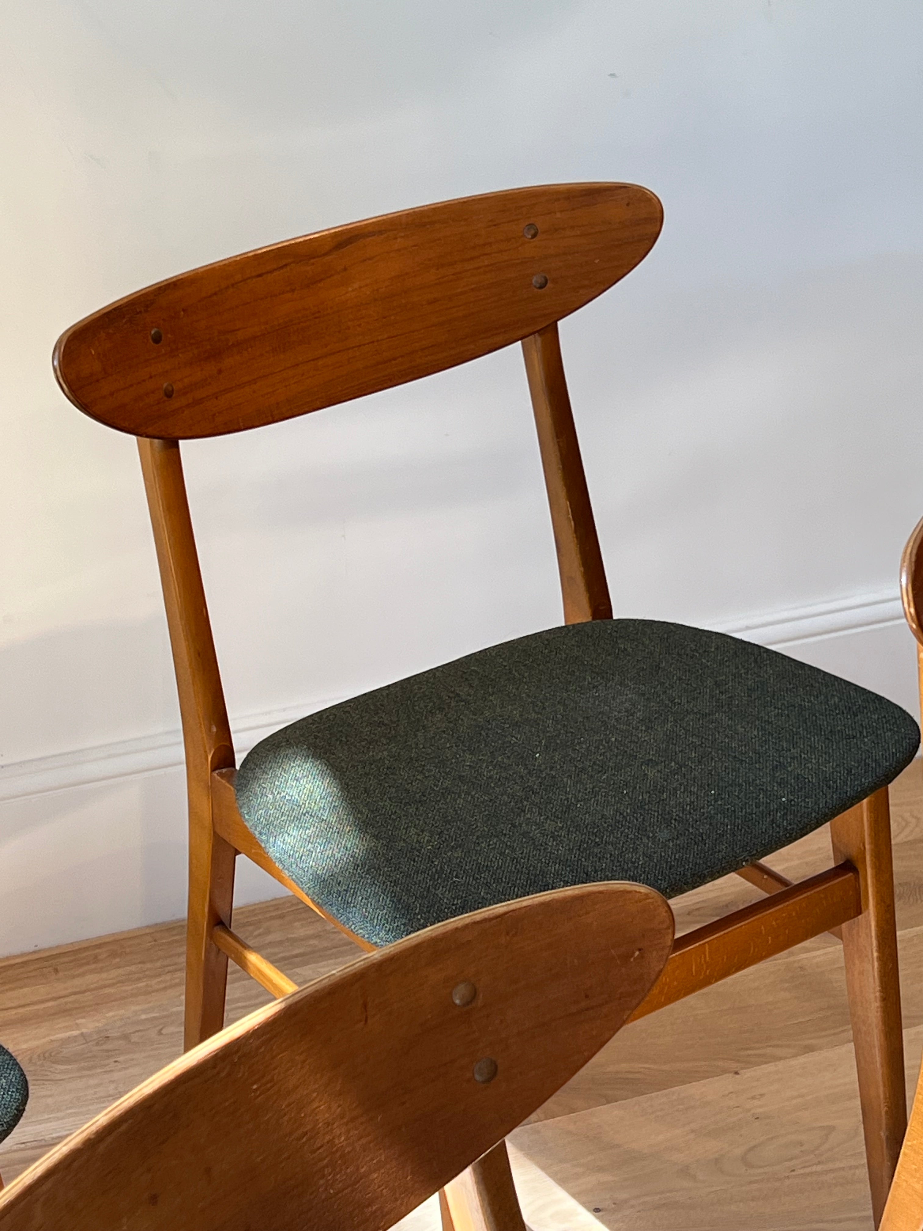 Suite de 4 chaises Frastrup 210 "Alma" en lainage vert d'origine