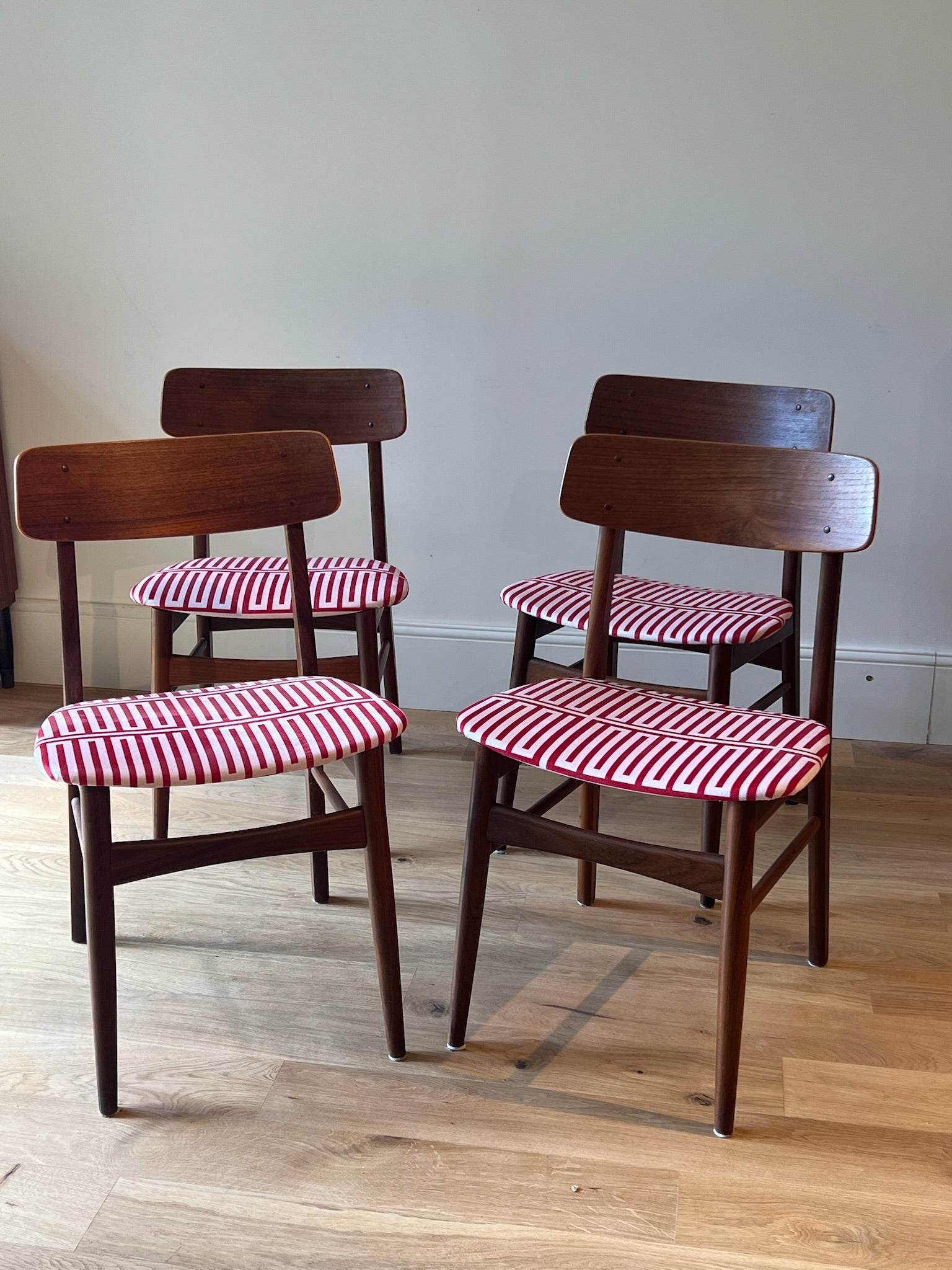 Suite de 4 chaises scandinaves « Willow » – Tissu Babel Brune