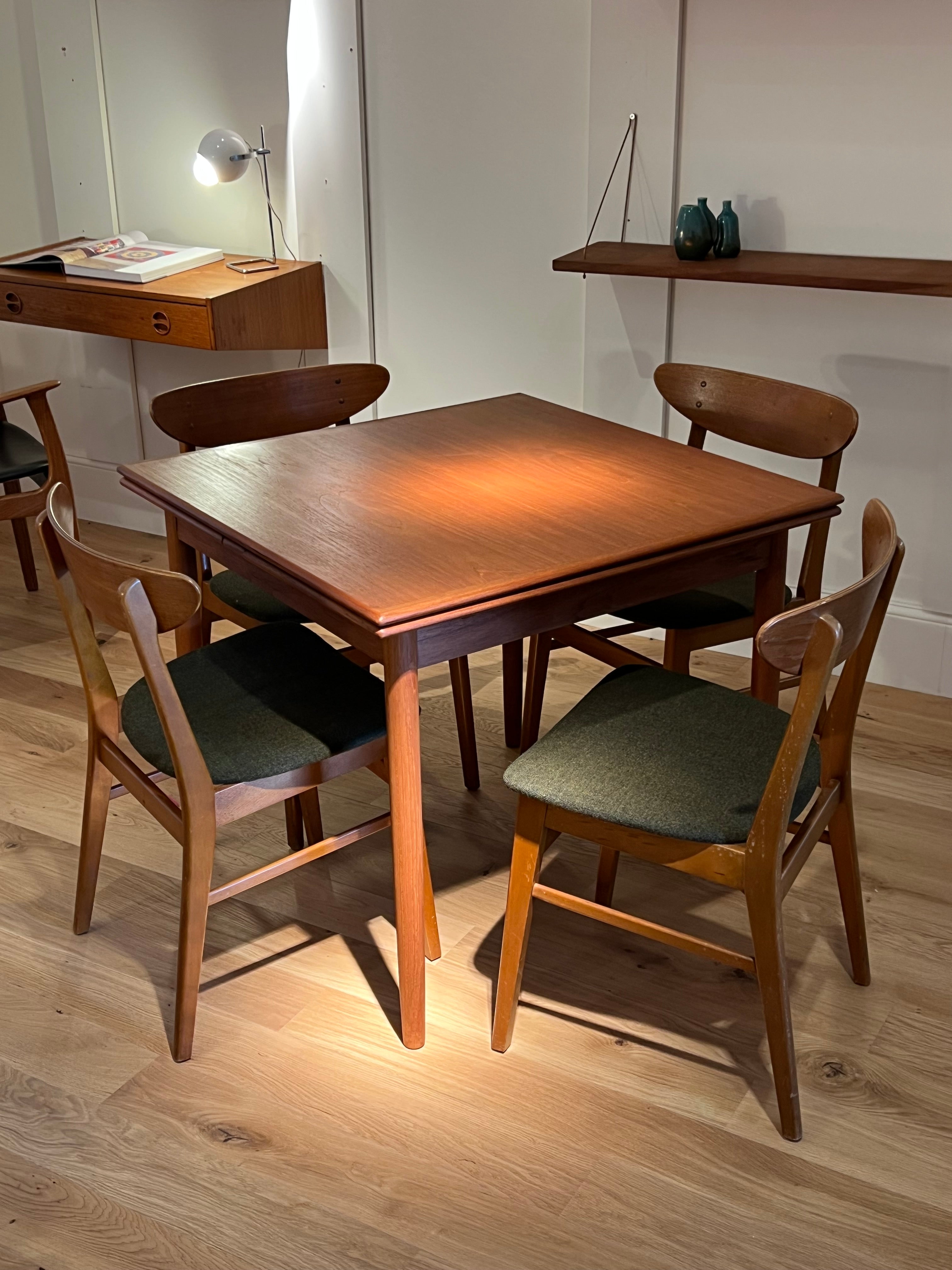 Suite de 4 chaises Frastrup 210 "Alma" en lainage vert d'origine