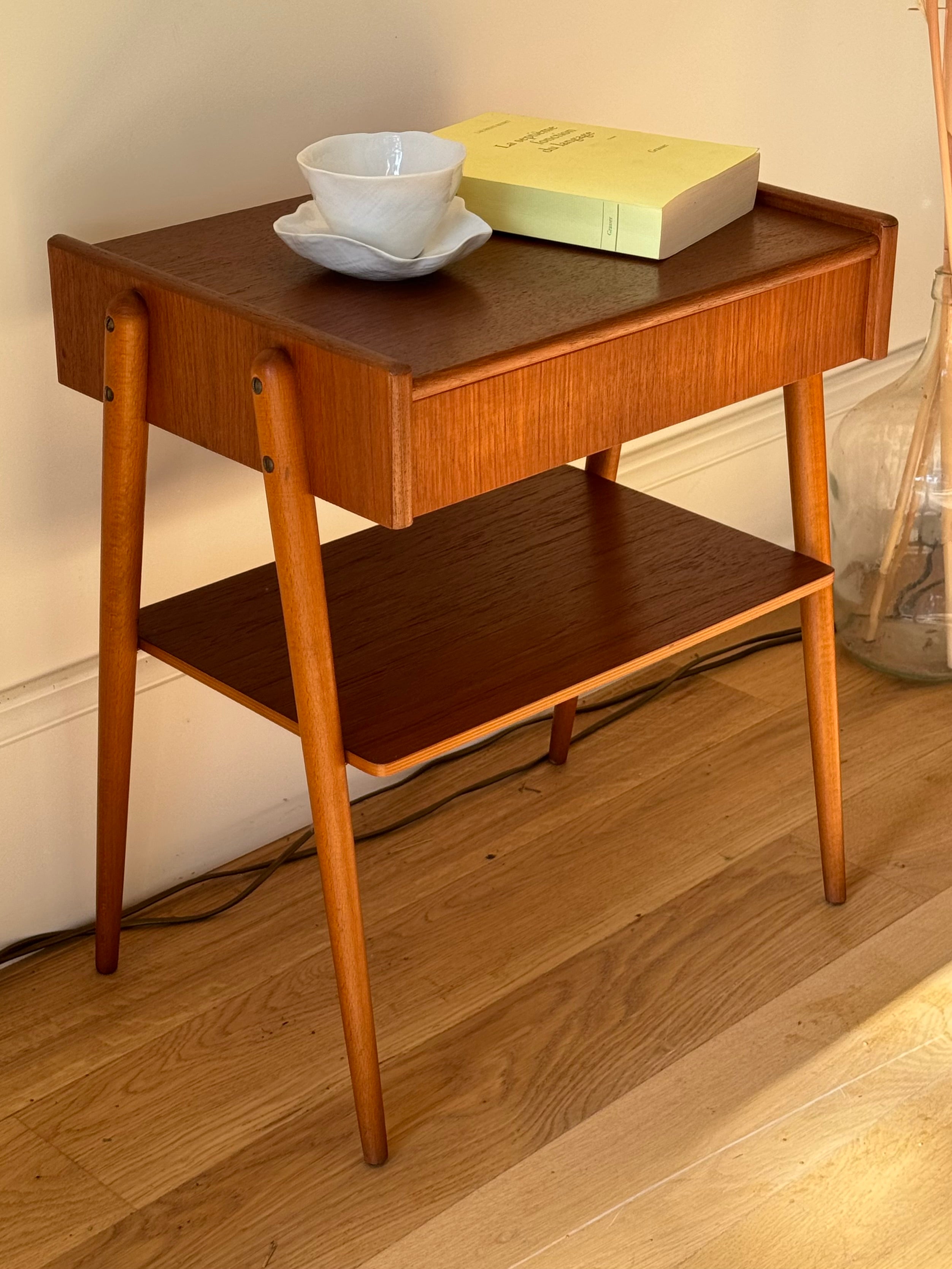 Console ou table d'appoint scandinave vintage en teck "Janne"