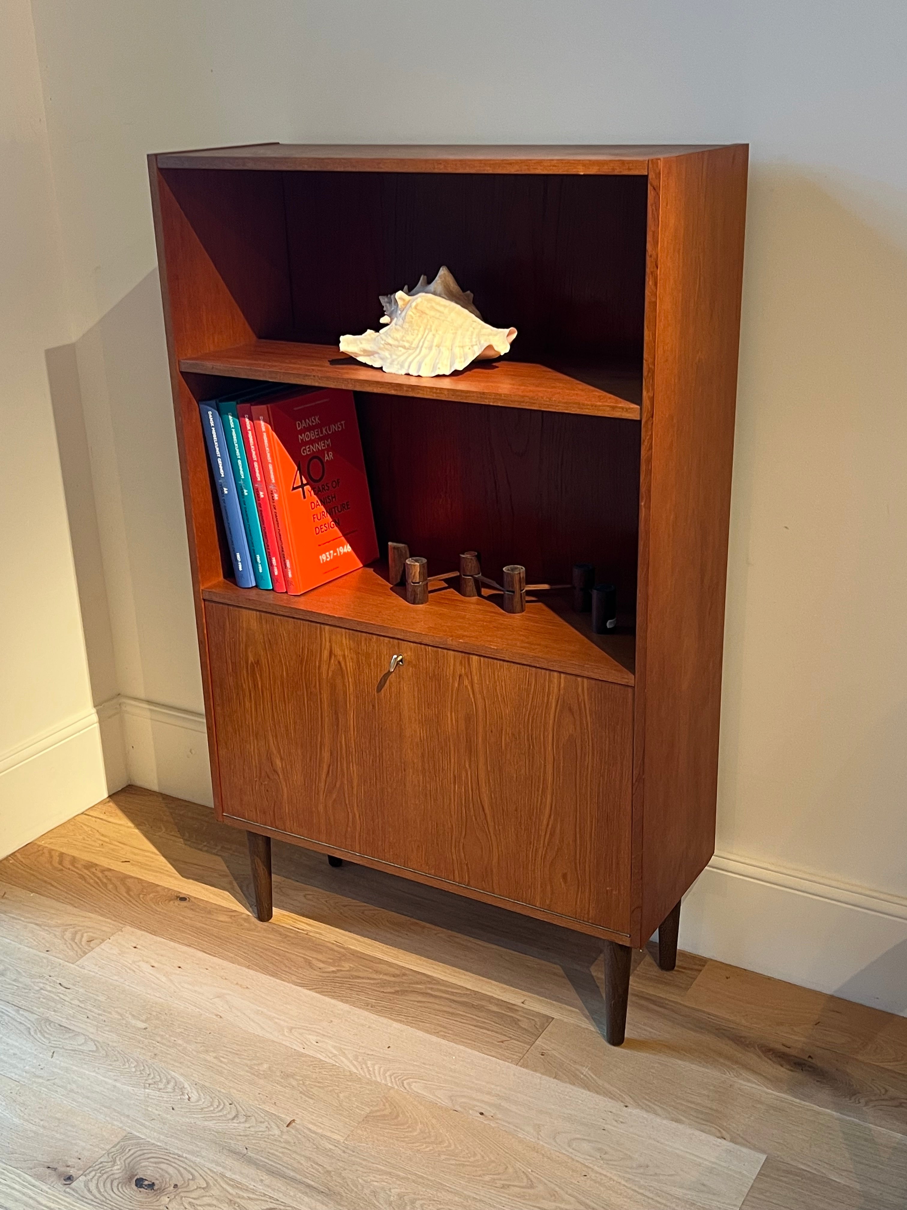 Bibliothèque scandinave vintage en teck années 1960 "Liva"