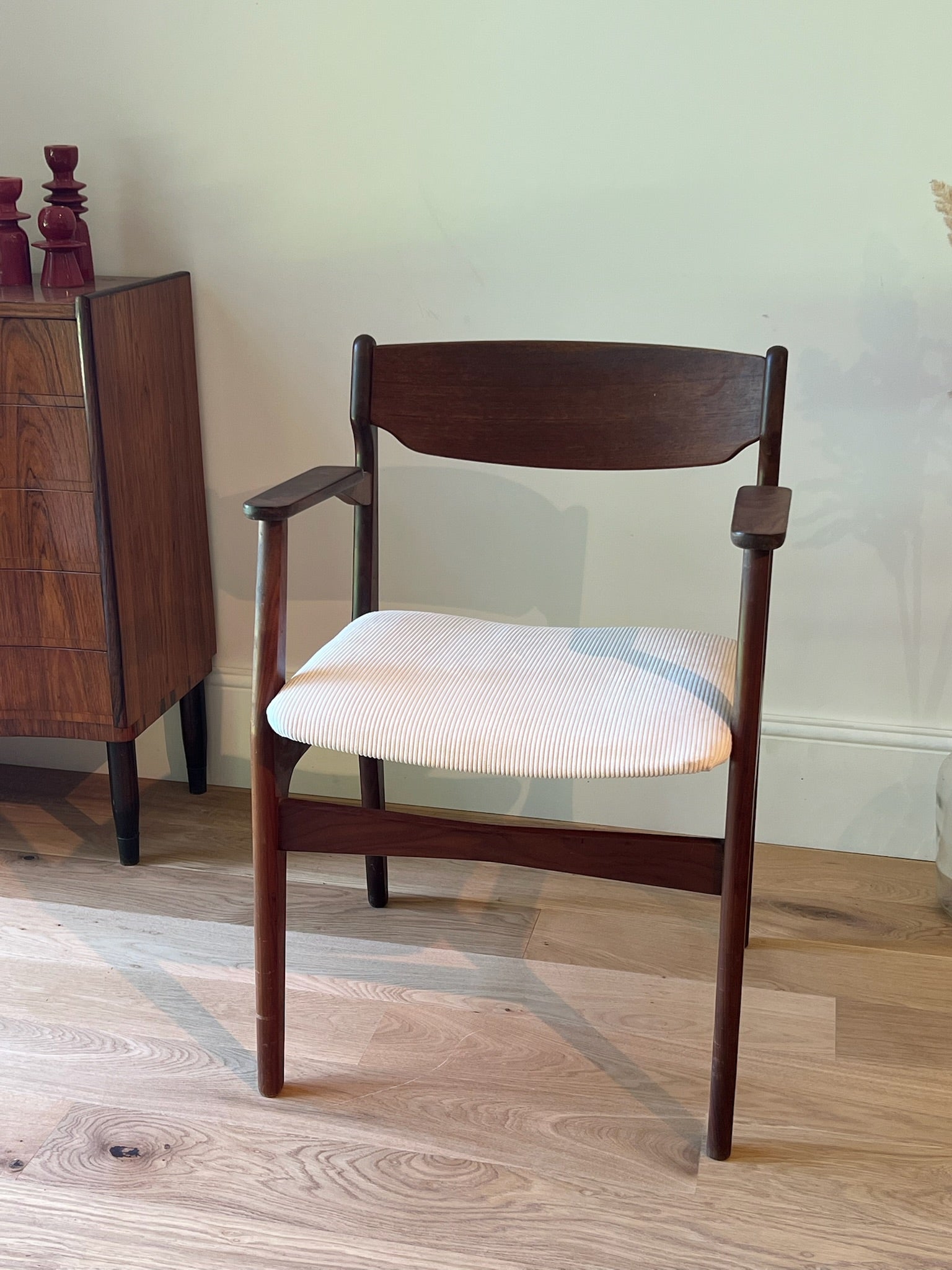 Fauteuil scandinave en teck et velour côtelé blanc "Hymir" , années 60
