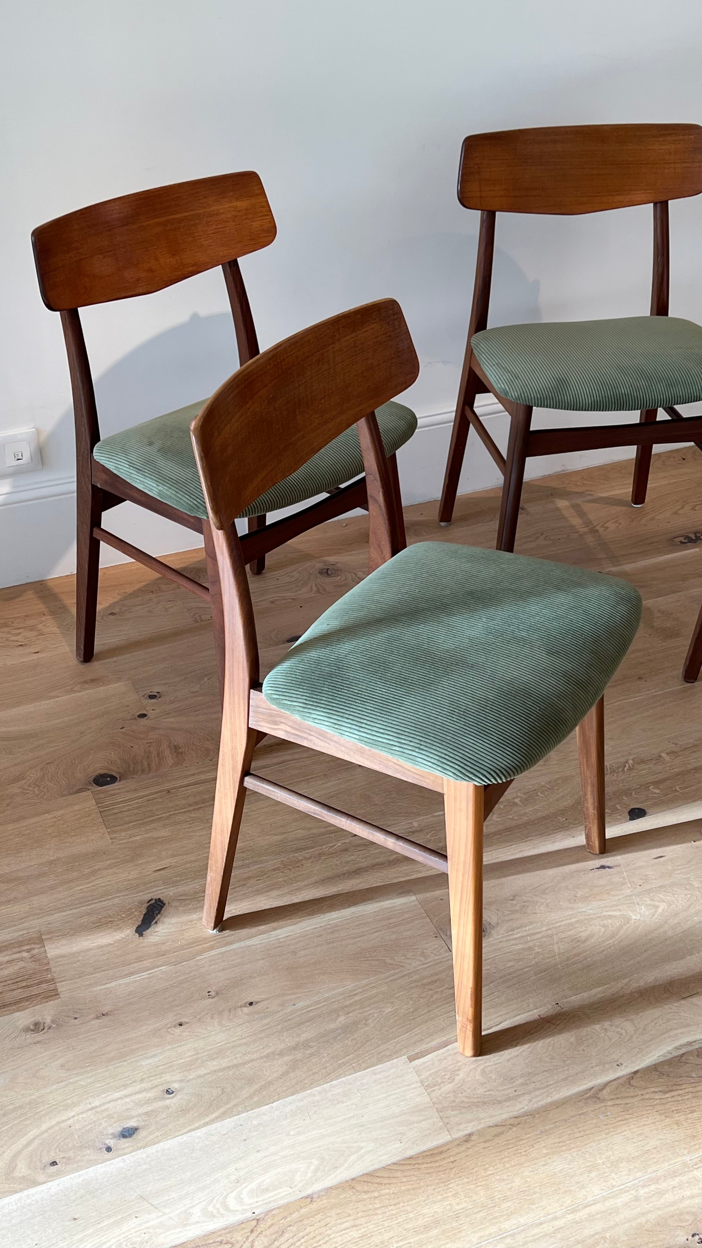 Suite de 4 chaises scandinaves en teck – Modèle « Kristin » – Années 60