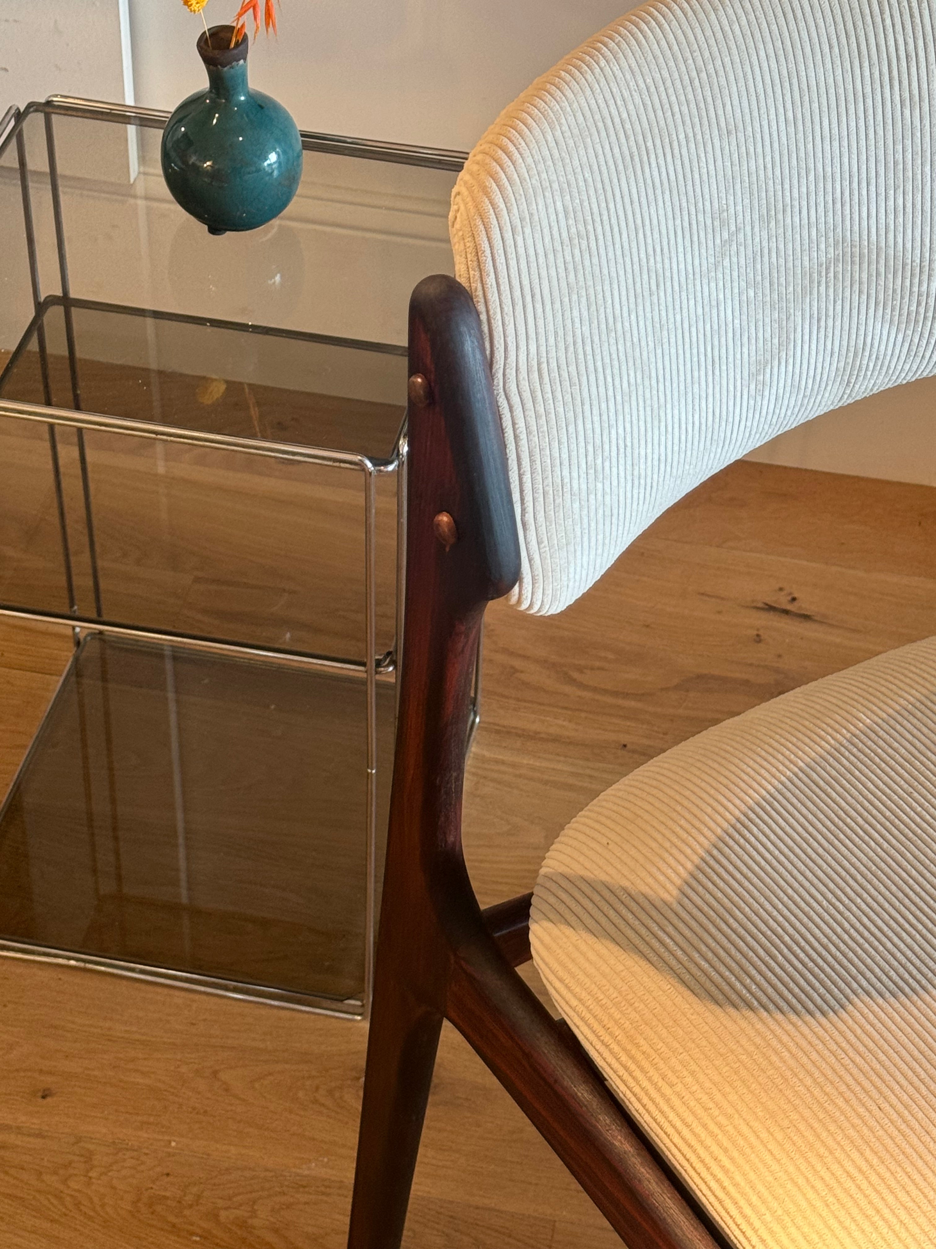 Paire de chaises scandinaves vintage Erik Buch modèle 49 en velours crème