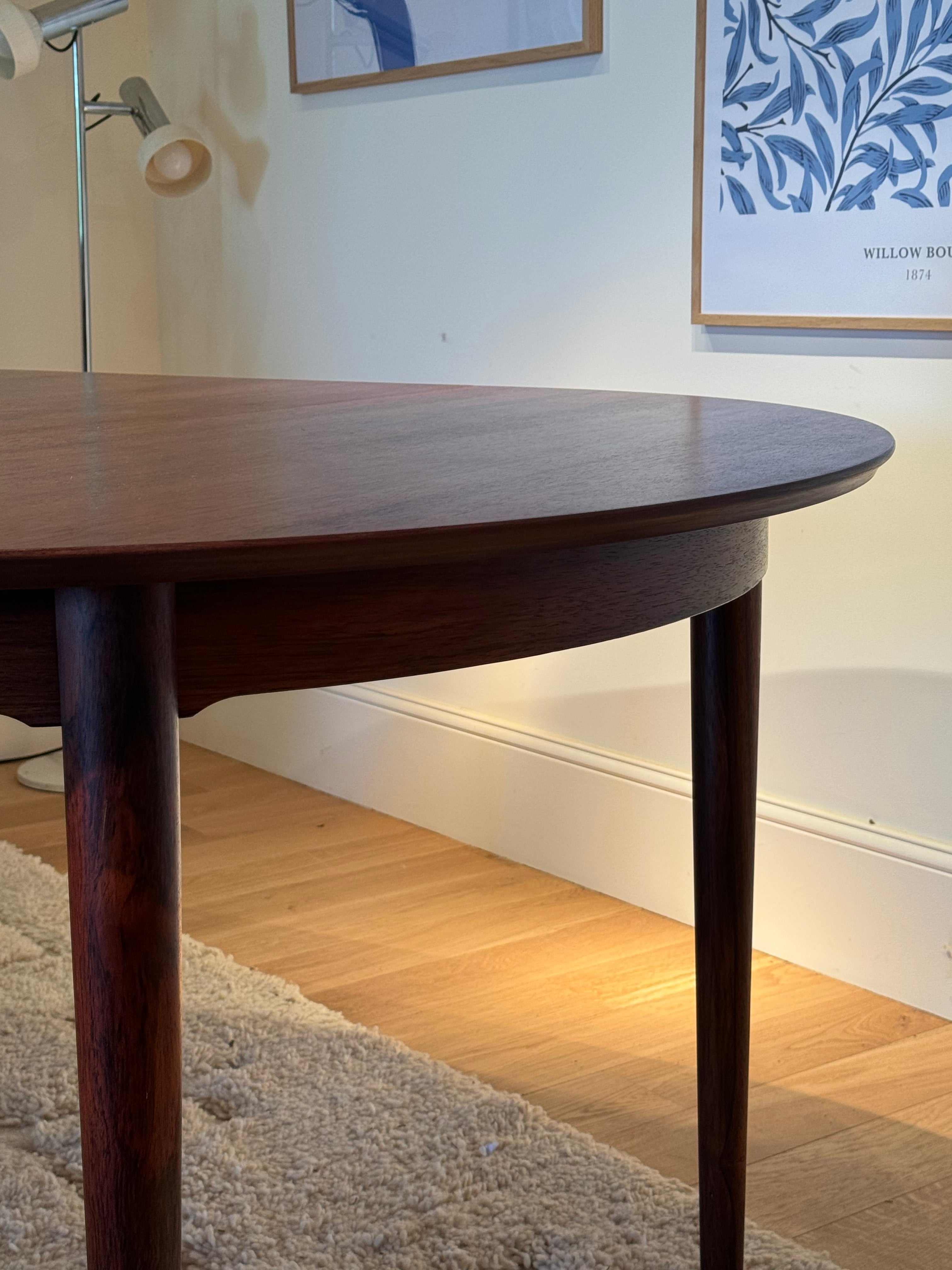 Table ronde extensible scandinave vintage en palissandre "Ingrid"