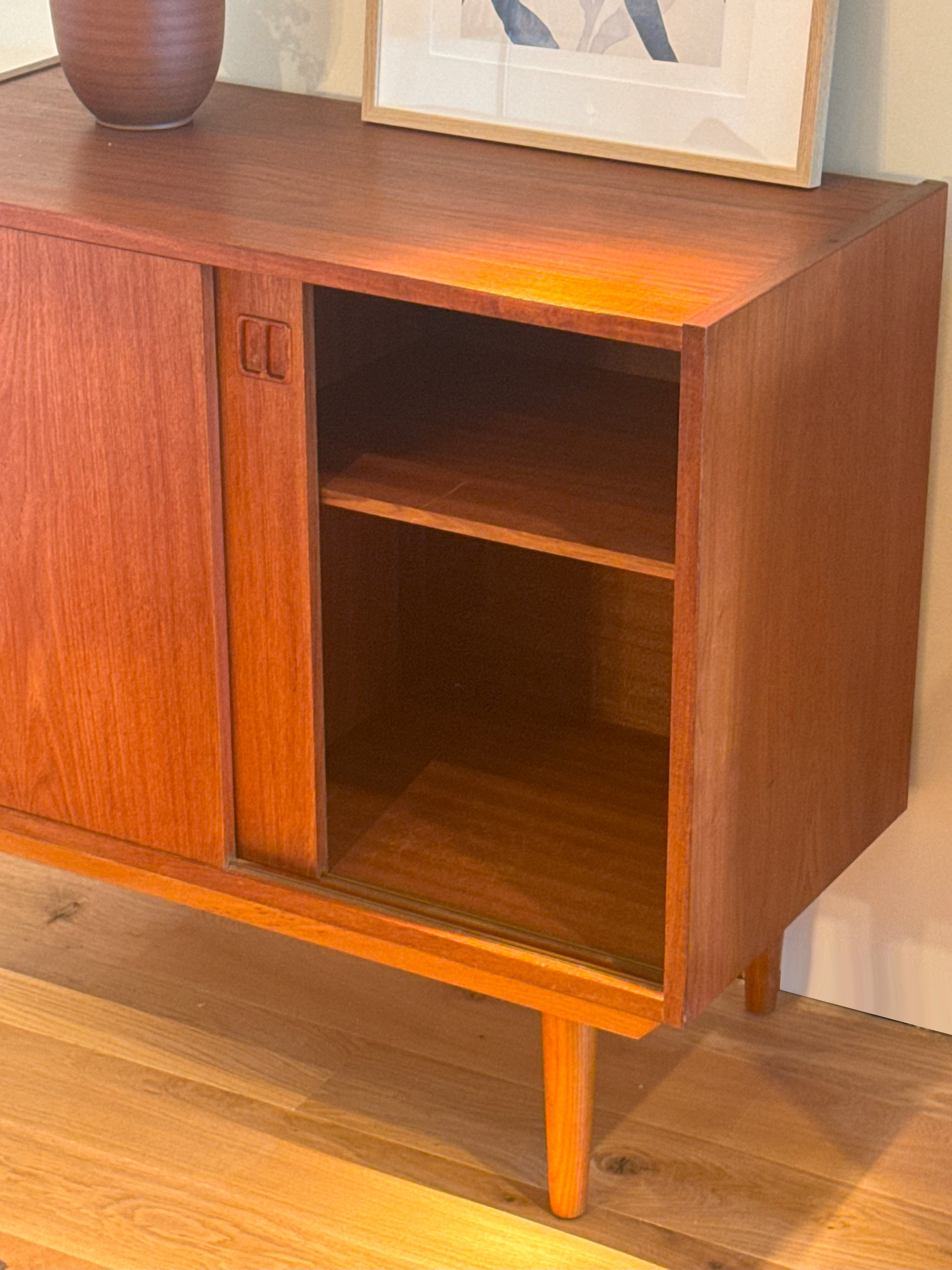 Commode petit buffet scandinave vintage en teck "Elias"