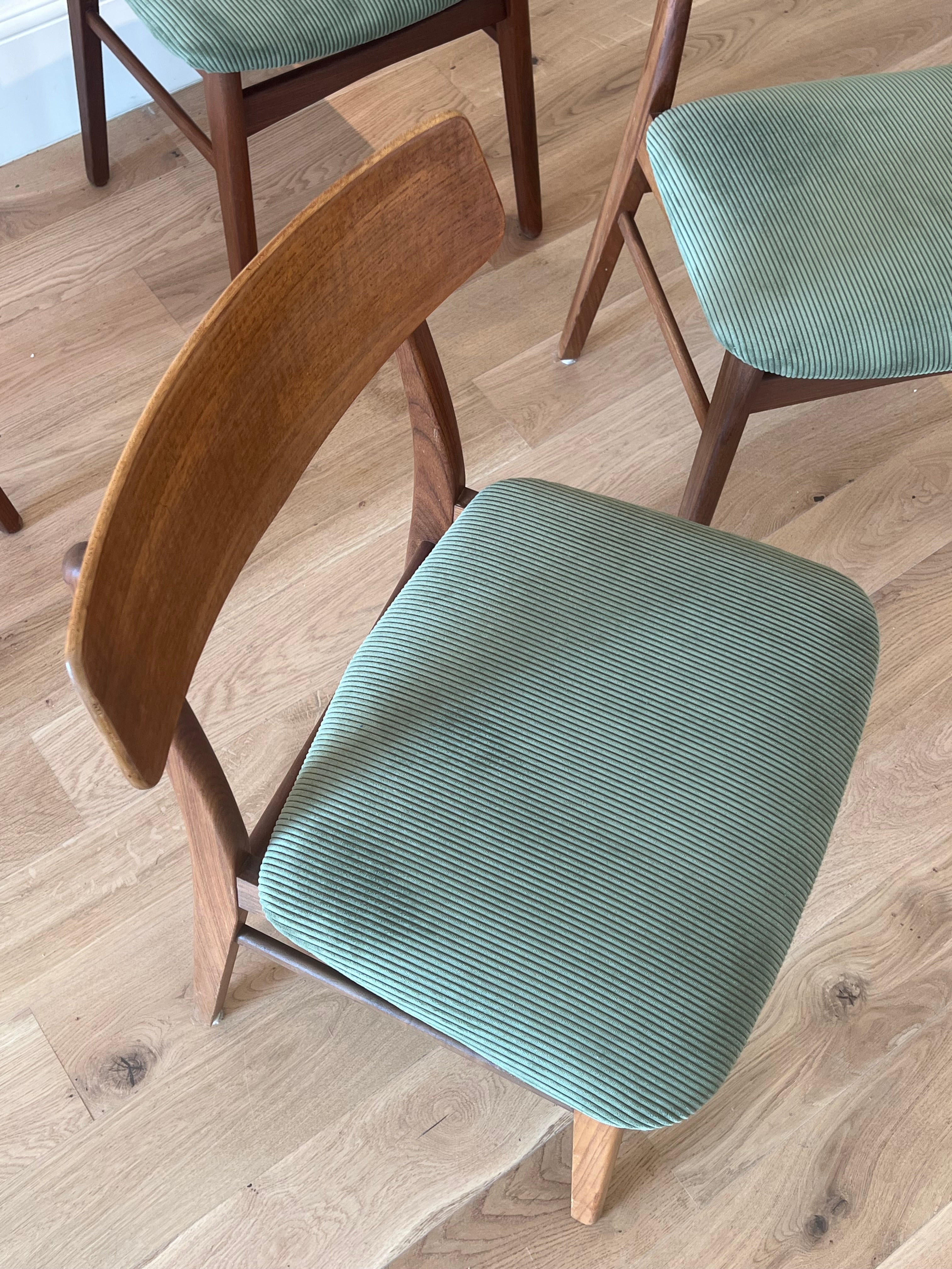 Suite de 4 chaises scandinaves en teck – Modèle « Kristin » – Années 60