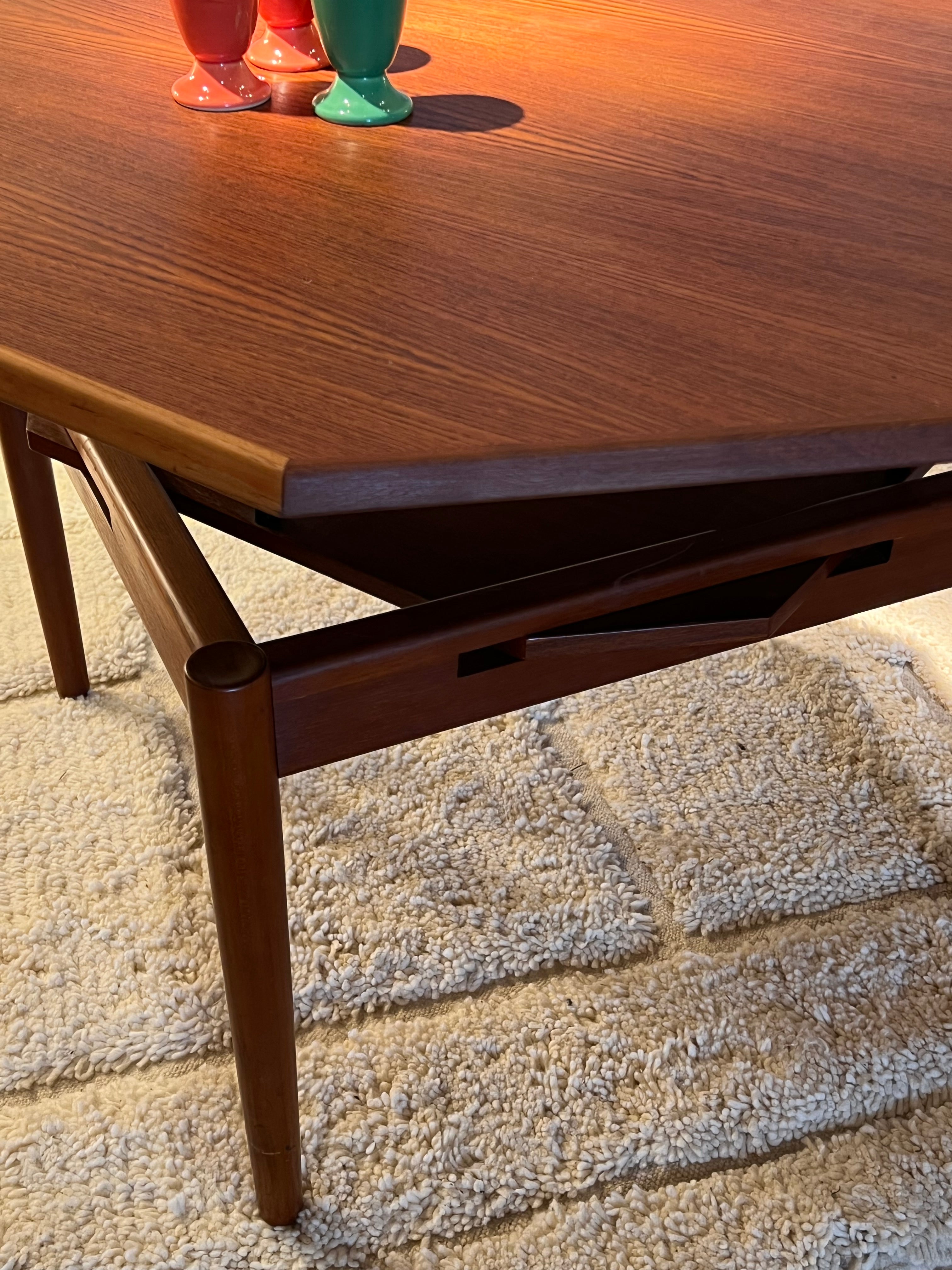 Table basse octogonale scandinave vintage "Siv"