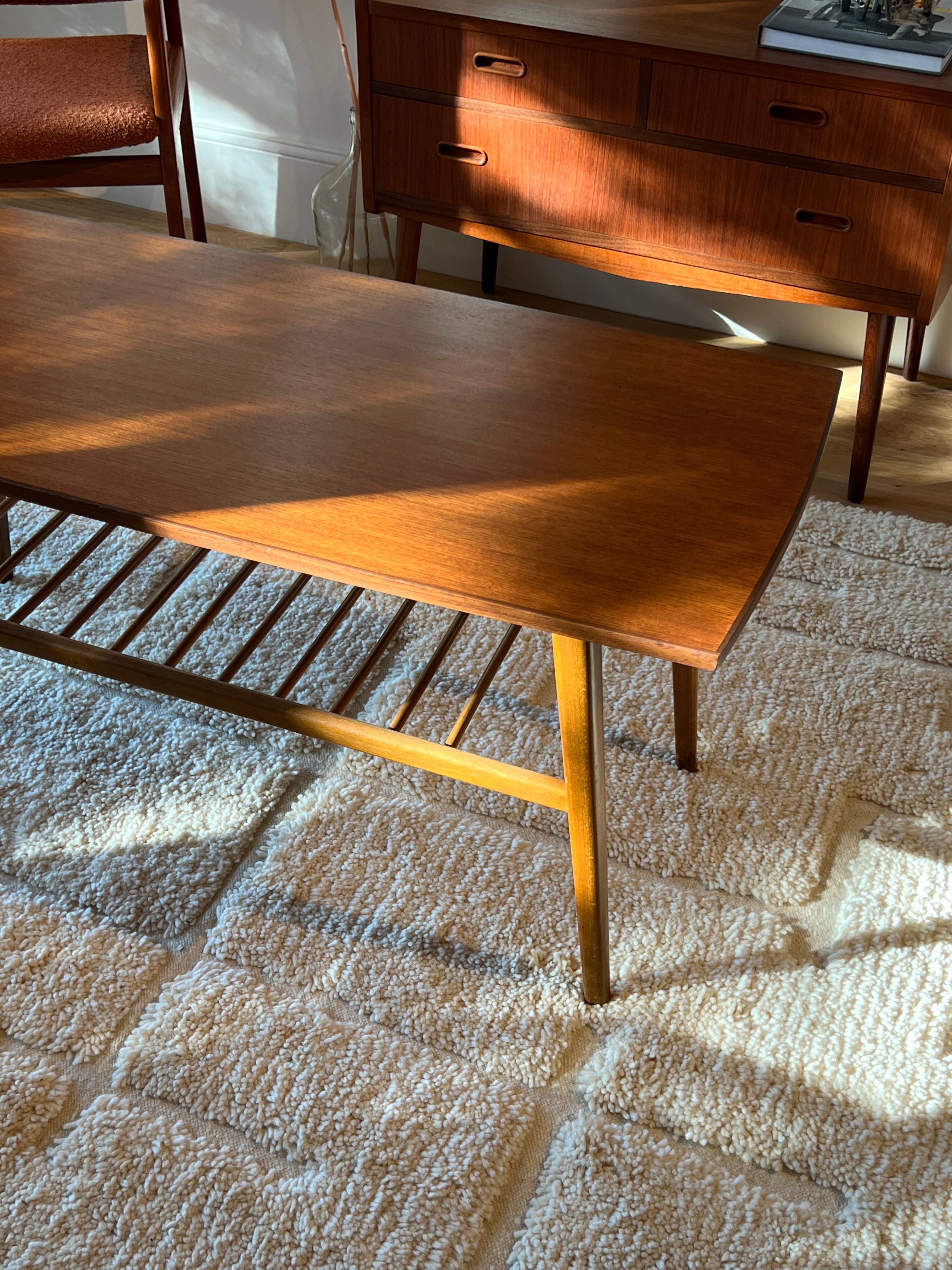 Table basse scandinave vintage en teck avec étagère "Ingrid"