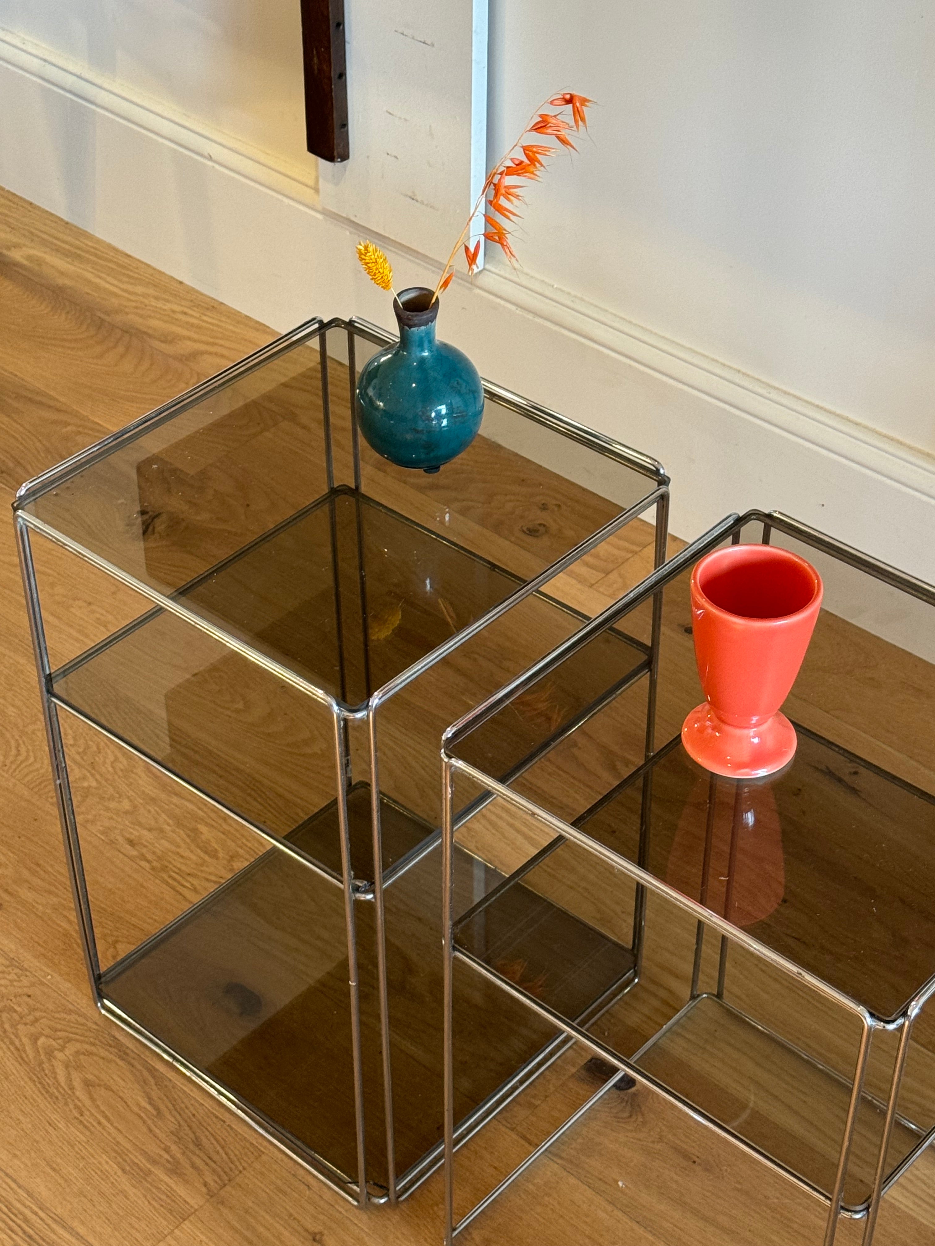 Table d’appoint ou chevet en chrome Max Sauze – Modèle “Isocèle”, années 1970 (2 disponibles)