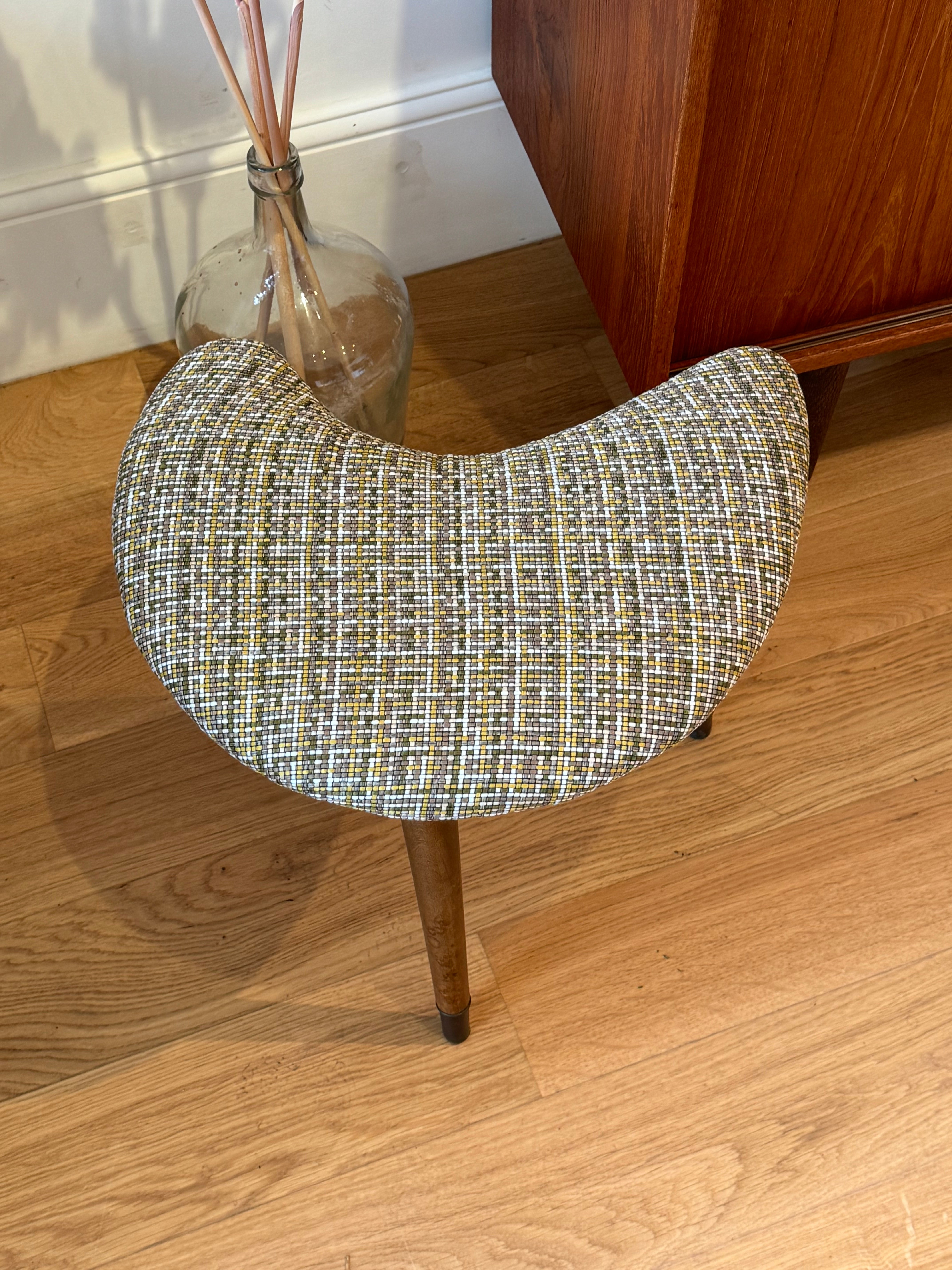 Petit tabouret ou repose-pied scandinave vintage tripode "Jytte"