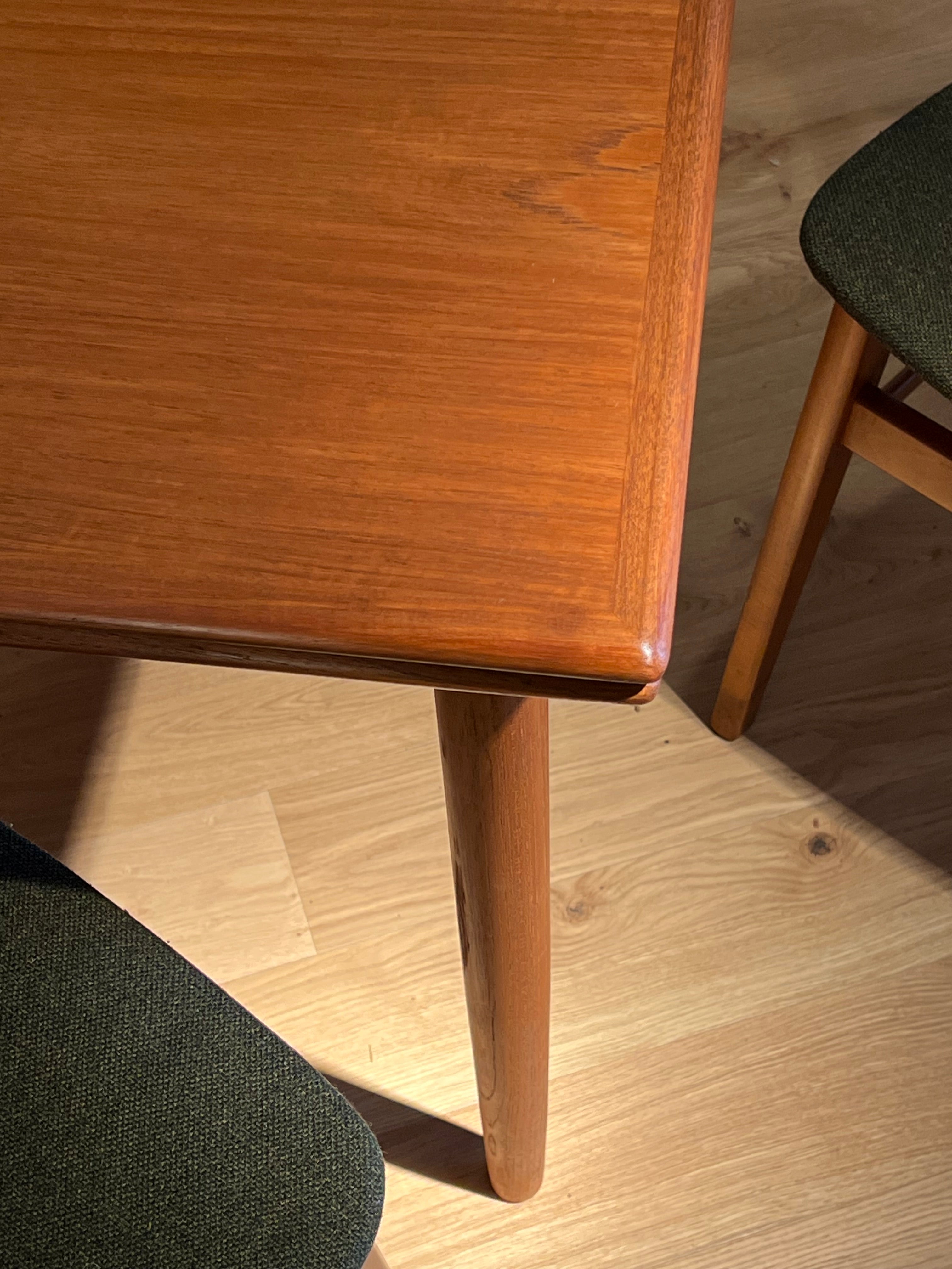 Table à manger vintage scandinave carré extensible en teck "Grete"