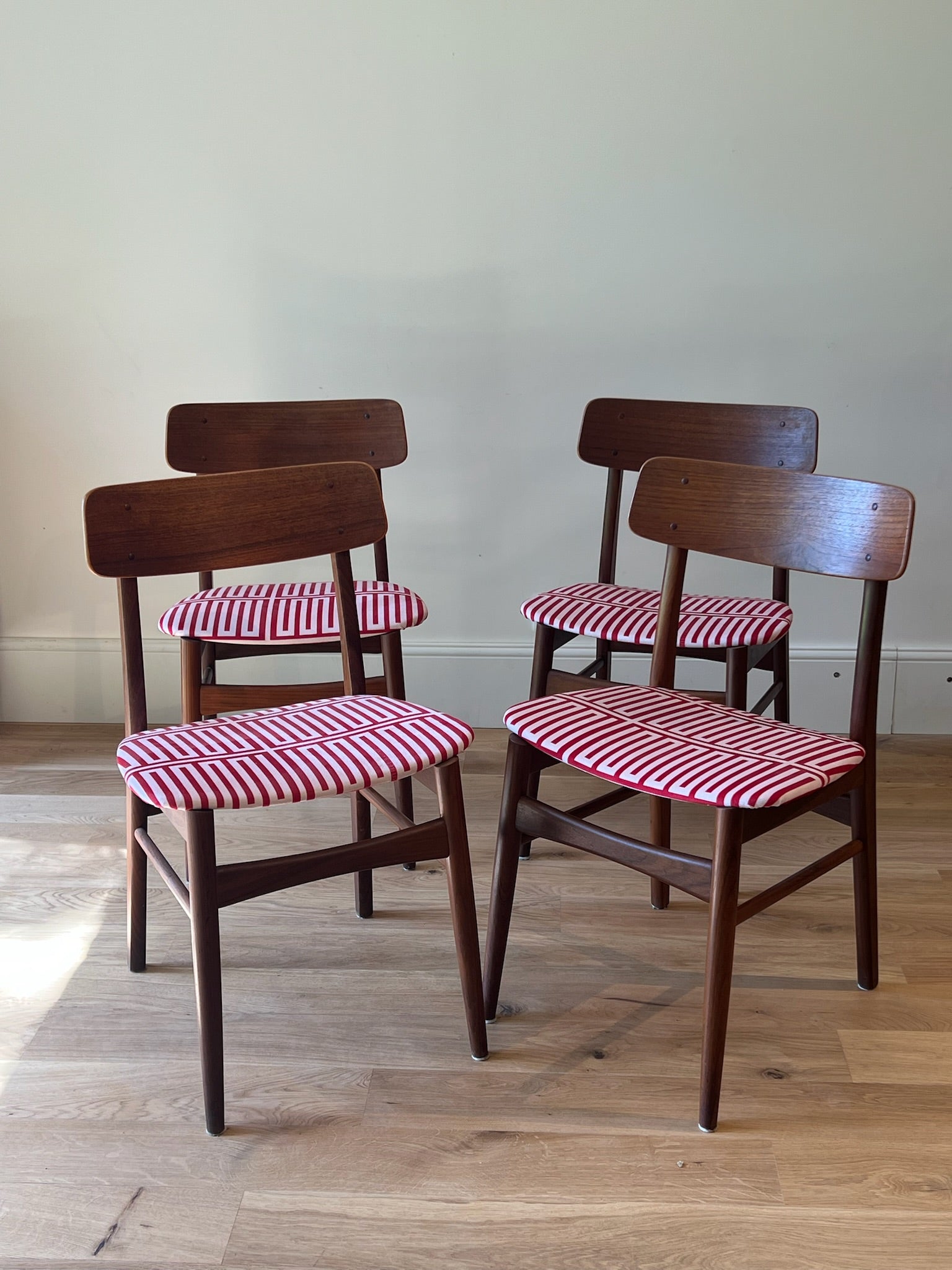 Suite de 4 chaises scandinaves « Willow » – Tissu Babel Brune