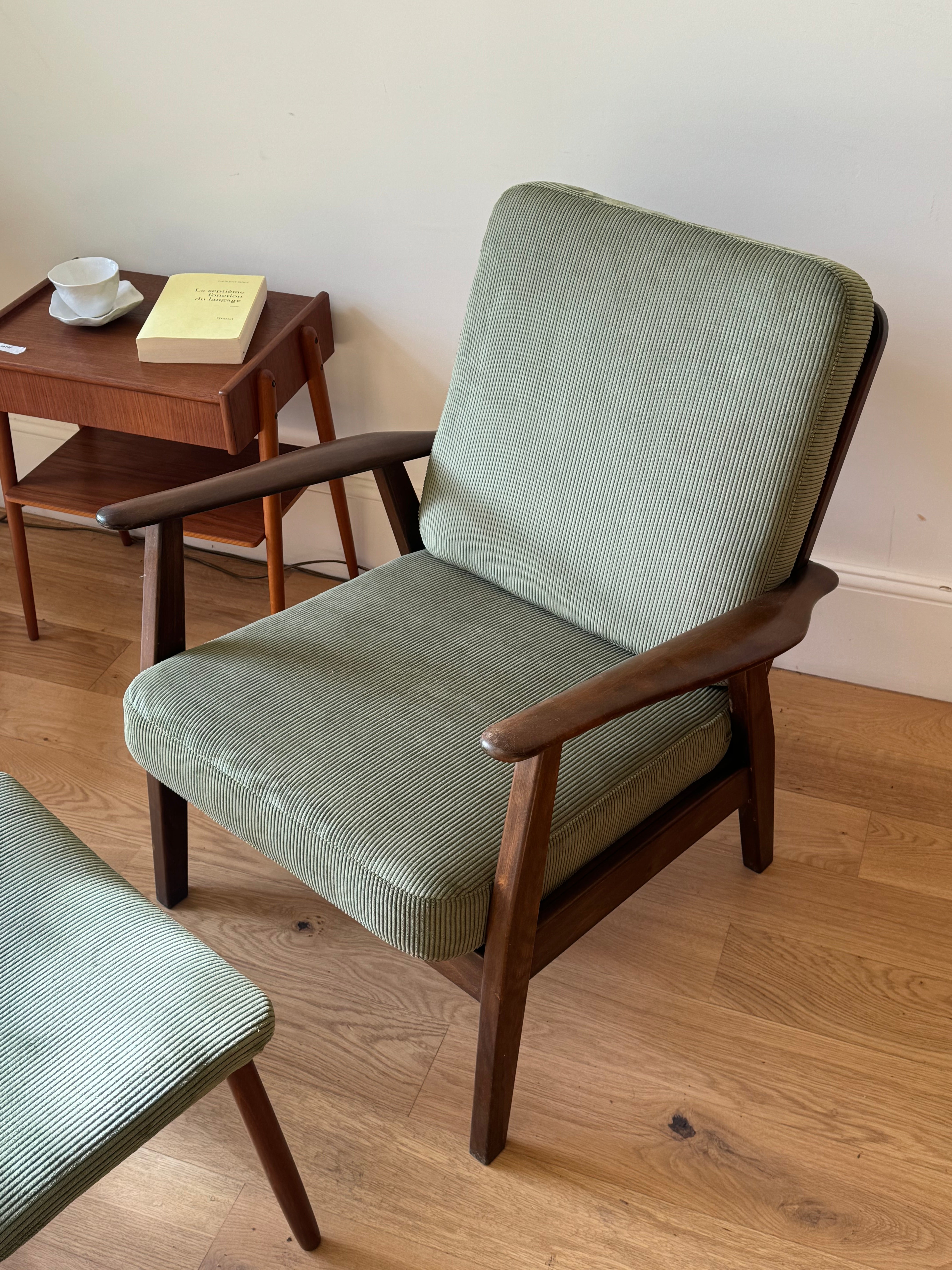 Fauteuil scandinave vintage en teck et velours petites côtes vert – "Alrik"
