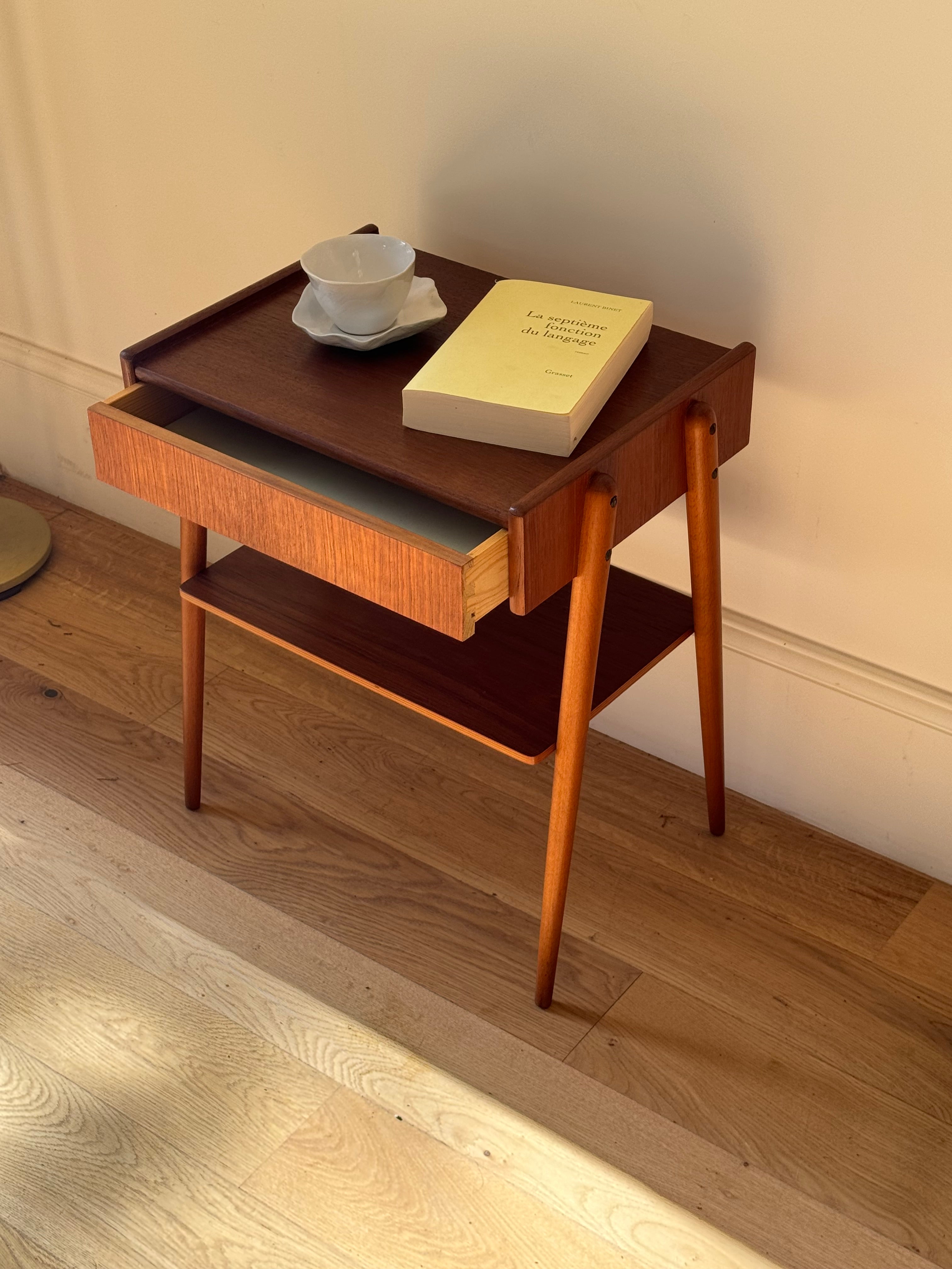 Console ou table d'appoint scandinave vintage en teck "Janne"