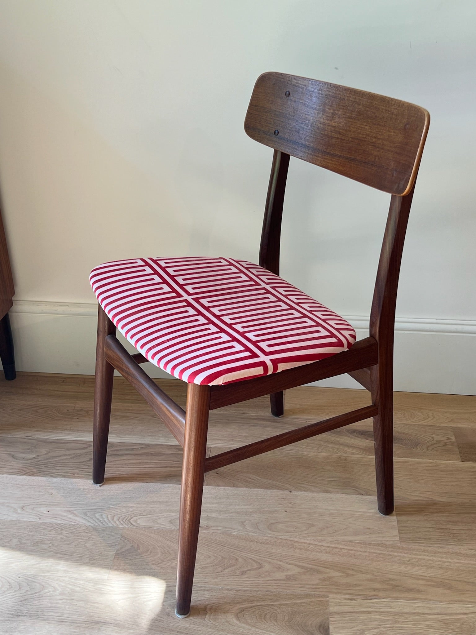 Suite de 4 chaises scandinaves « Willow » – Tissu Babel Brune