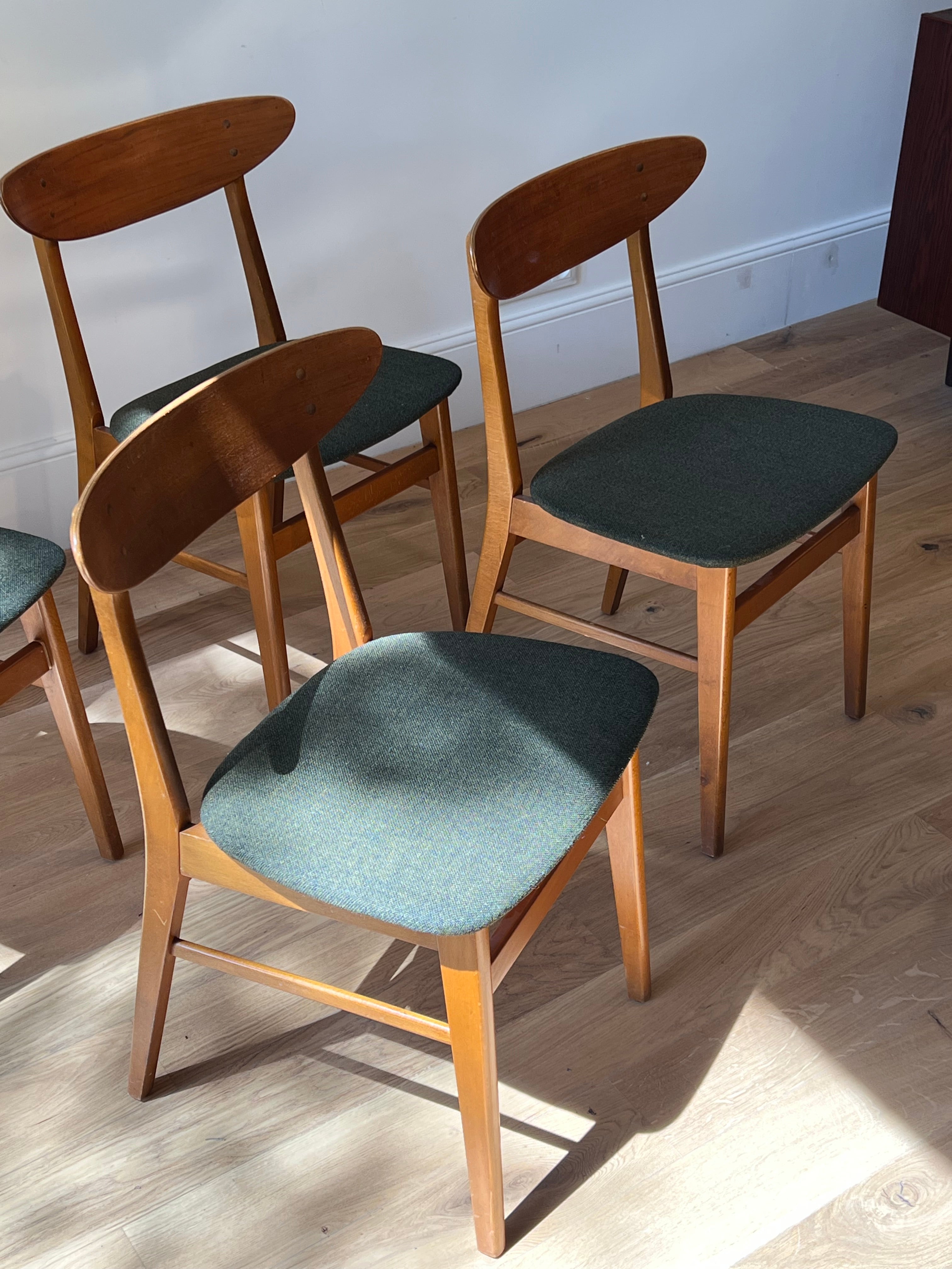 Suite de 4 chaises Frastrup 210 "Alma" en lainage vert d'origine