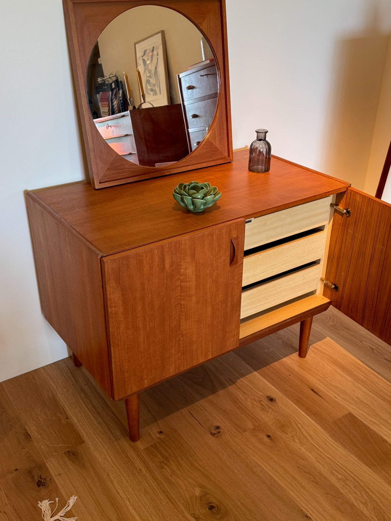 Petite enfilade scandinave vintage en teck "Flora"