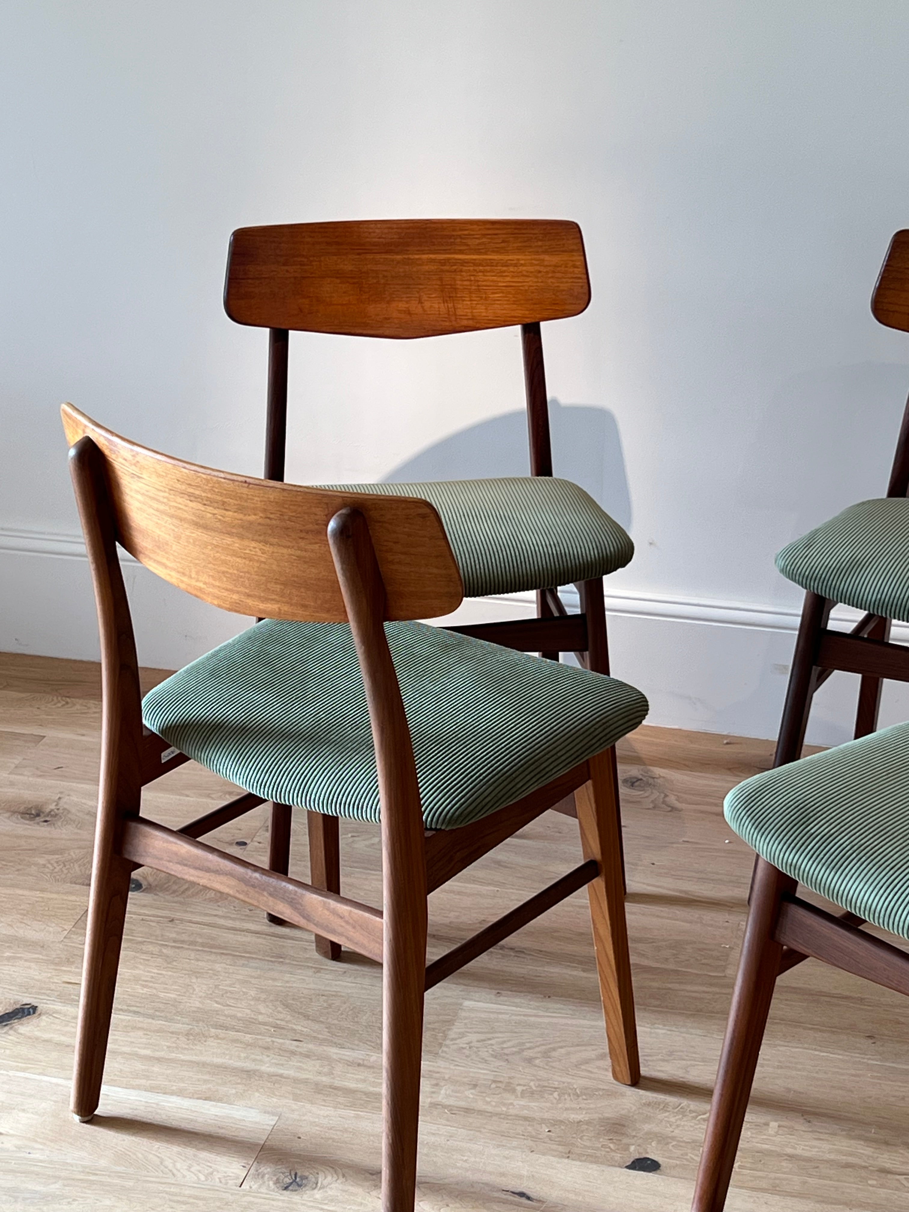 Suite de 4 chaises scandinaves en teck – Modèle « Kristin » – Années 60