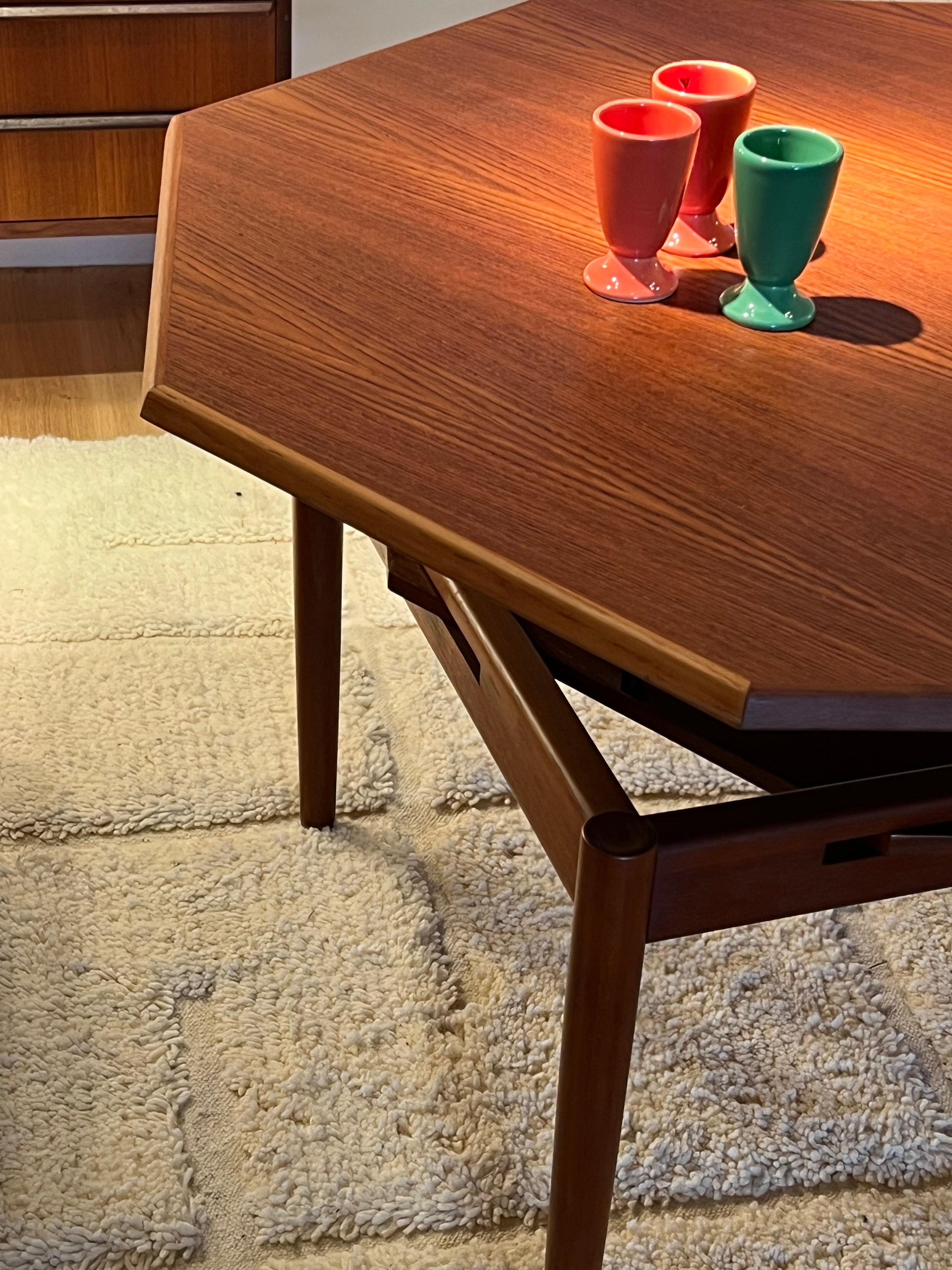 Table basse octogonale scandinave vintage "Siv"